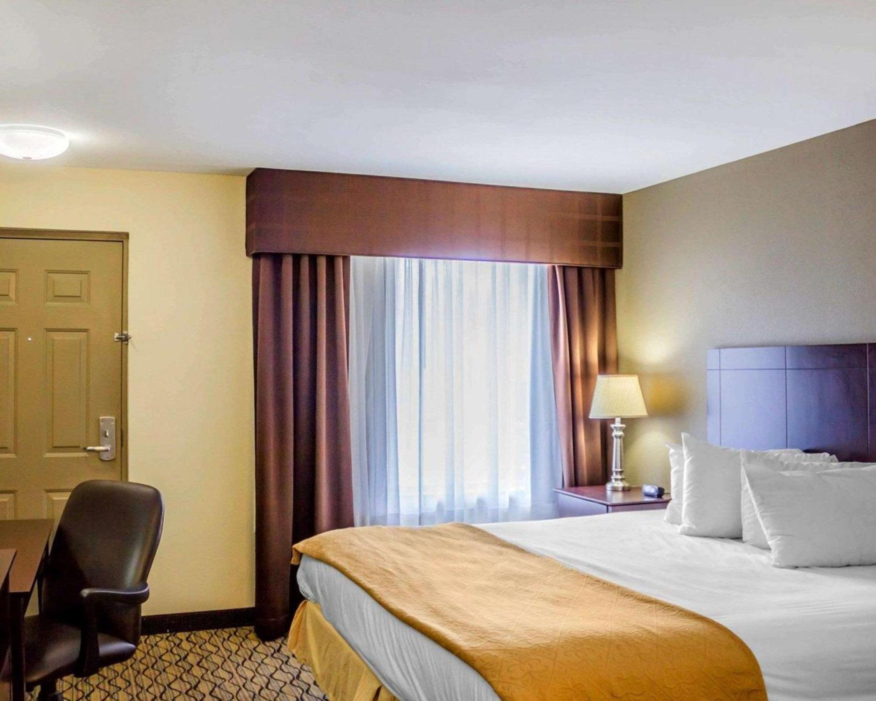 King Room - Non-Smoking - Photo 2