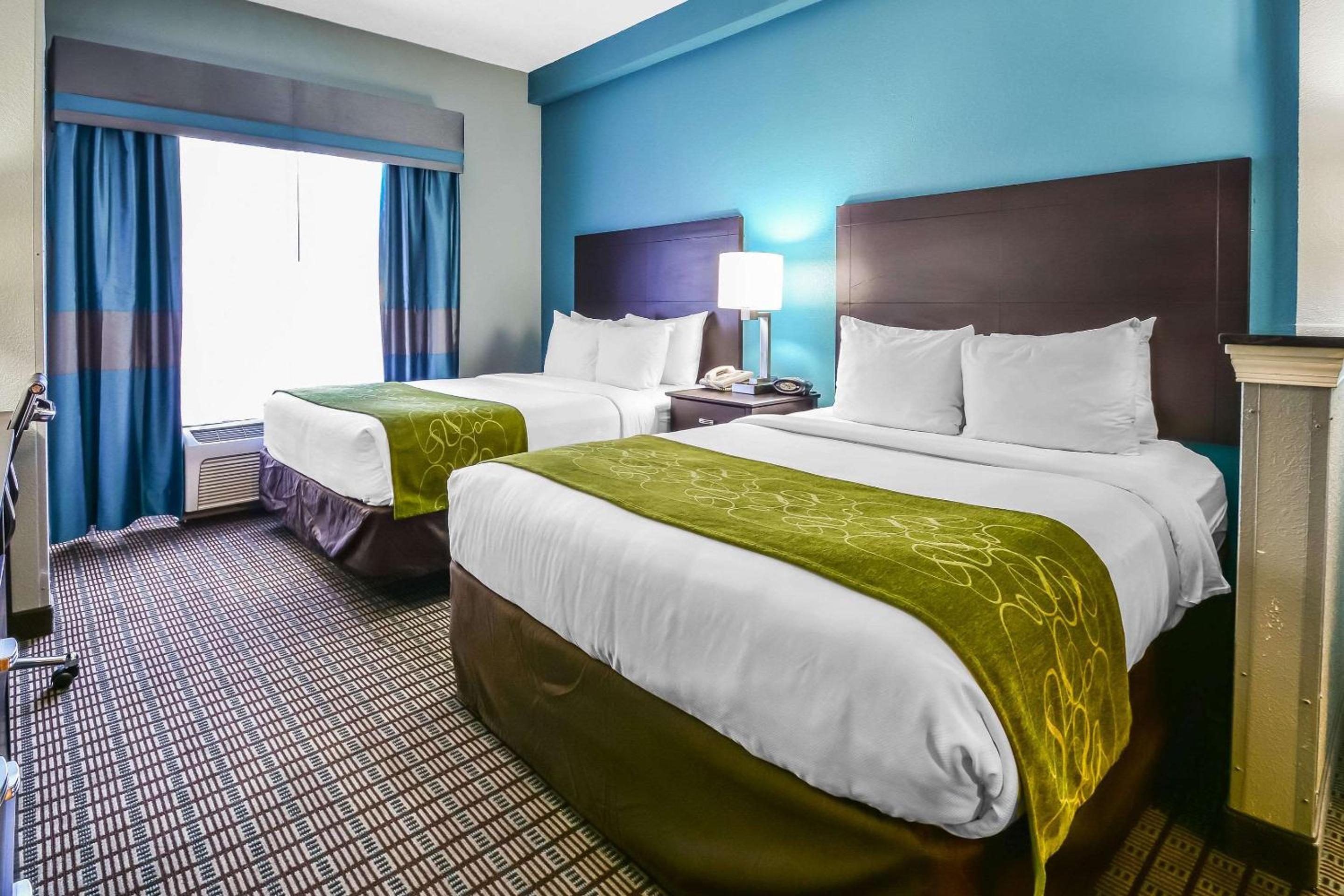Queen Suite with Two Queen Beds - Non-Smoking - Photo 3