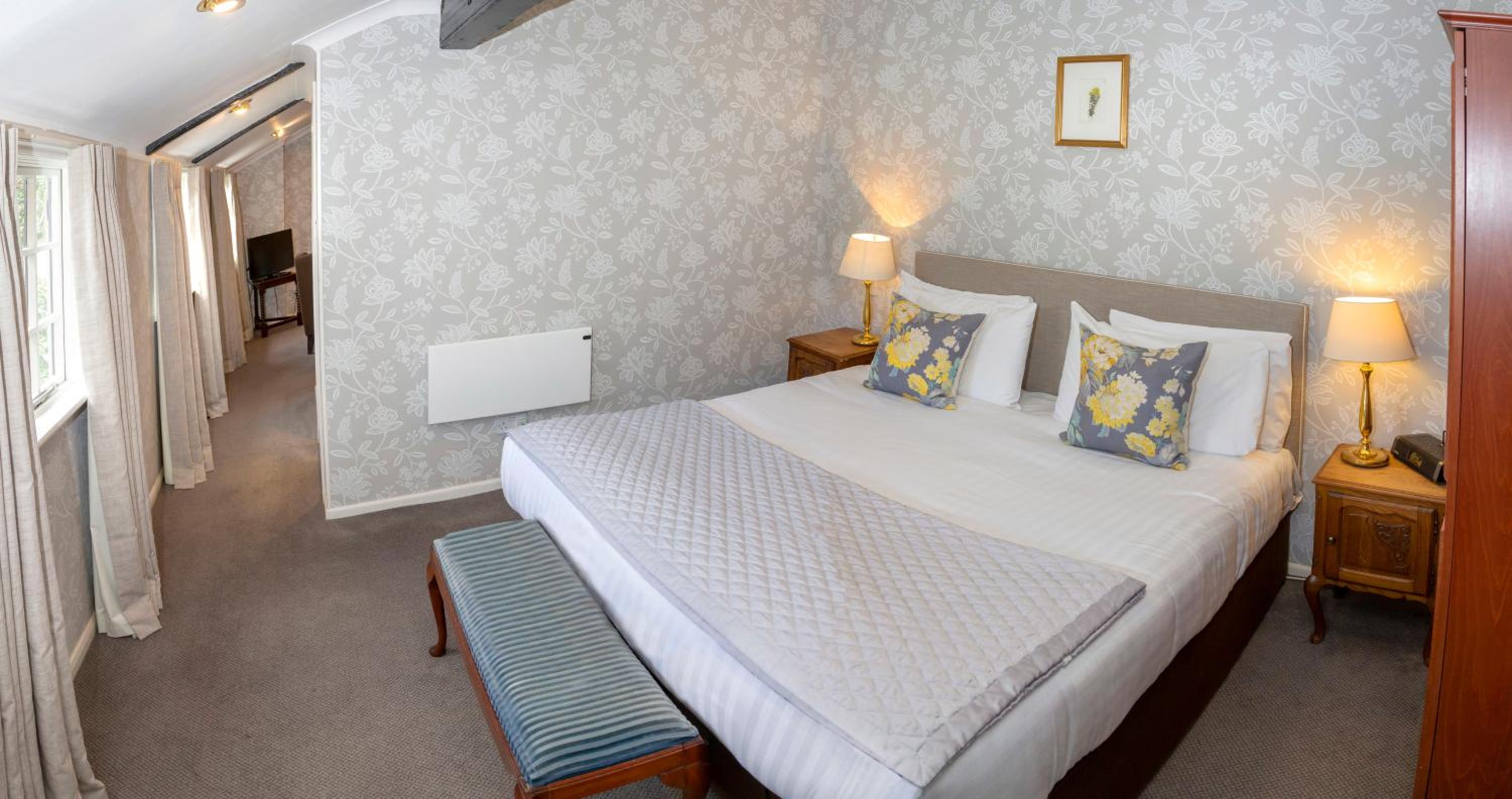 King Suite - Non-Smoking - Photo 9