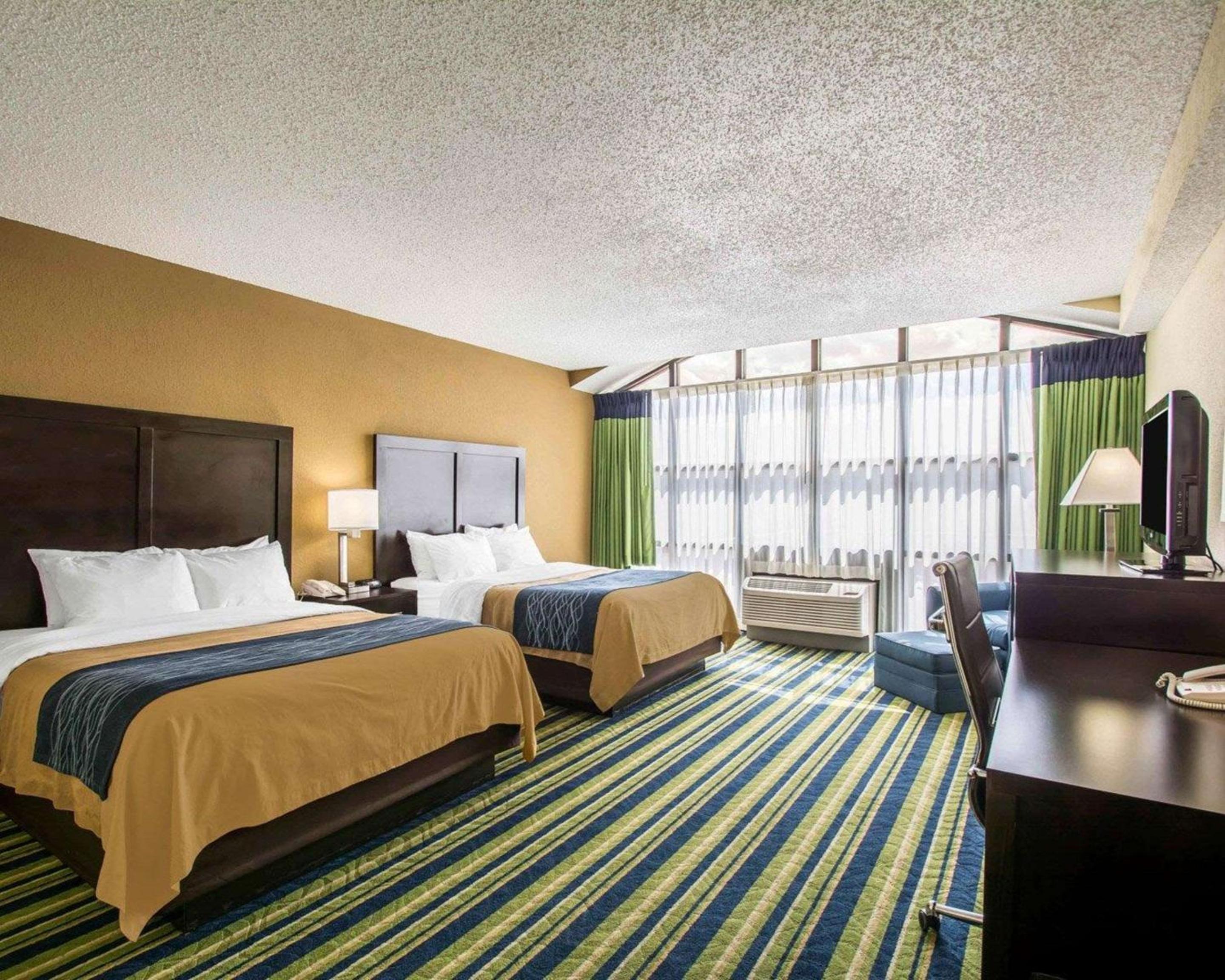 Queen Room with Two Queen Beds - Non-Smoking - Photo 2