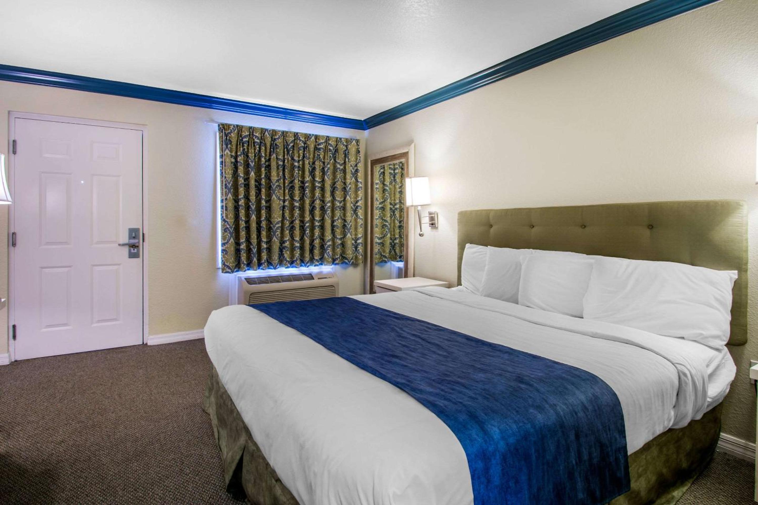 King Room - Non-Smoking - Photo 3