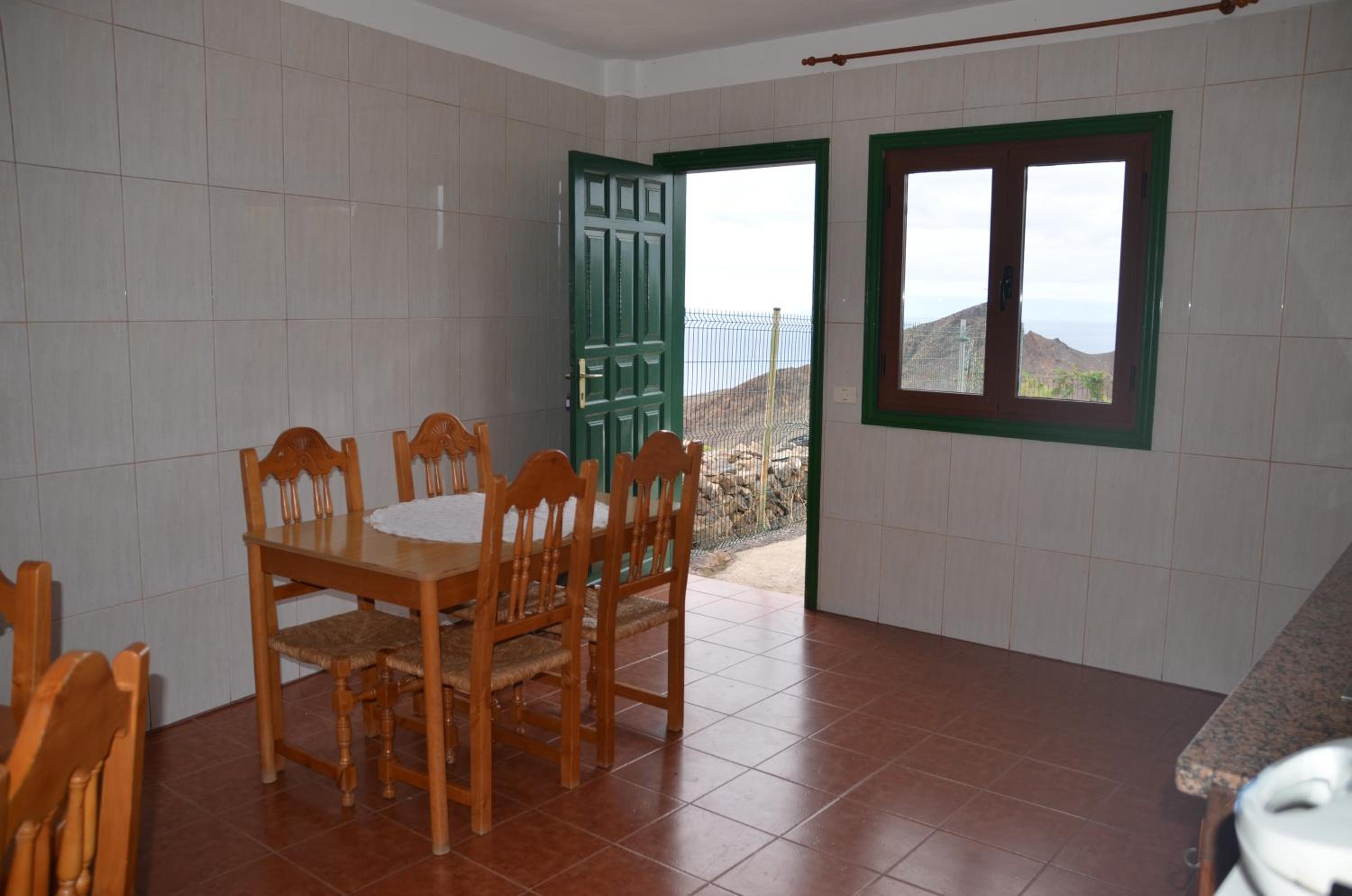 Five-Bedroom House photo 2
