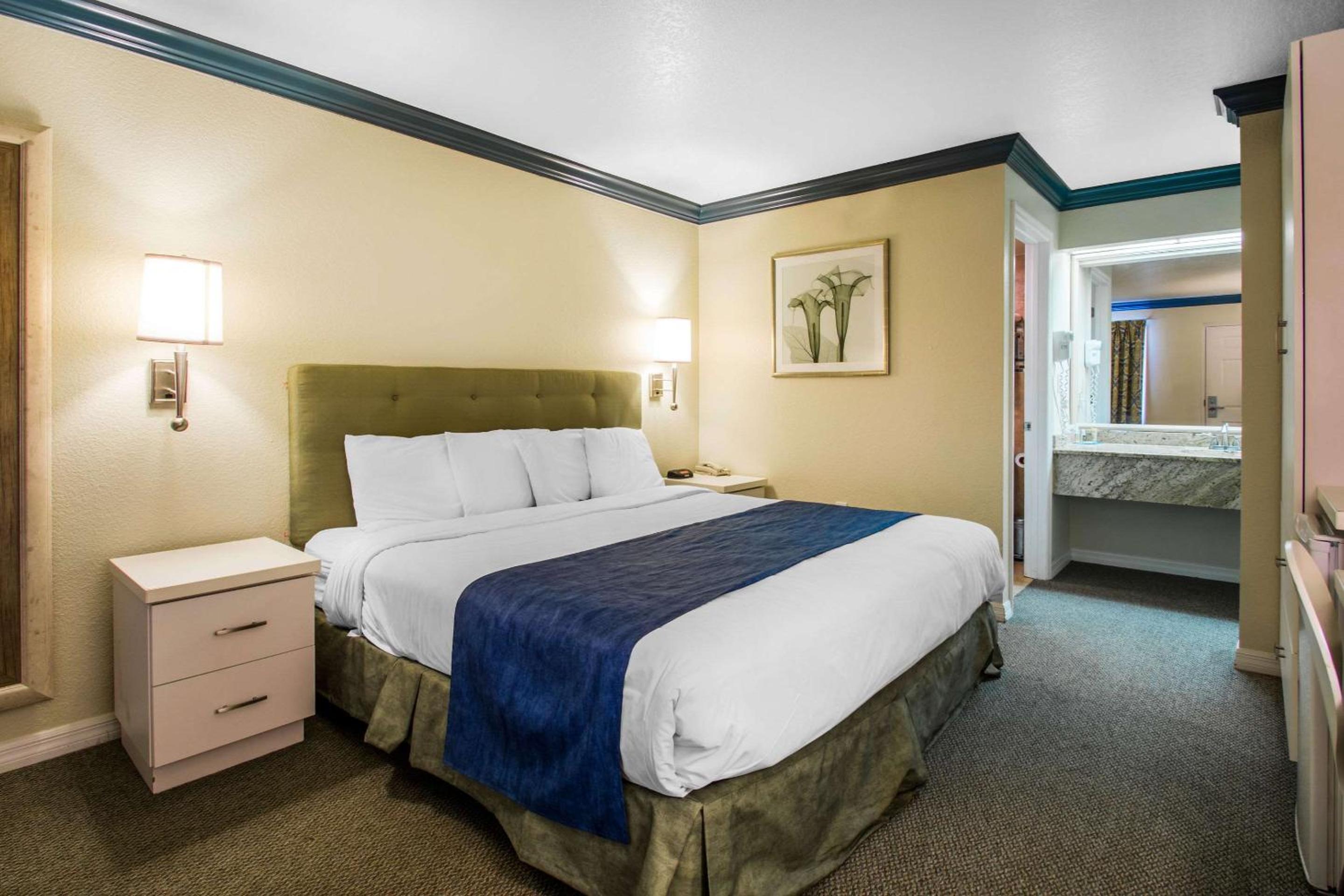 King Room - Non-Smoking - Photo 2