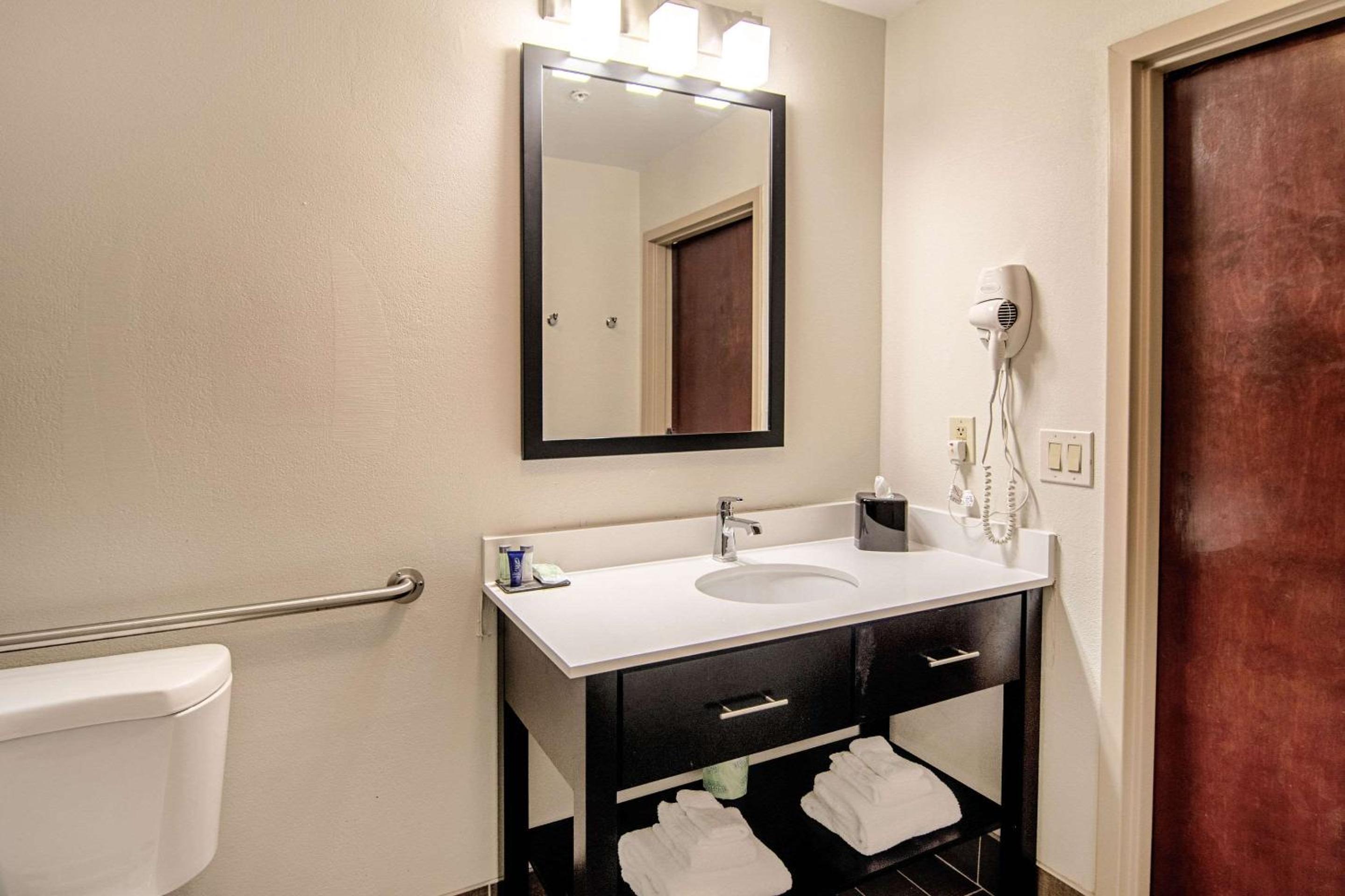 Queen Room - Disability Access - Photo 9