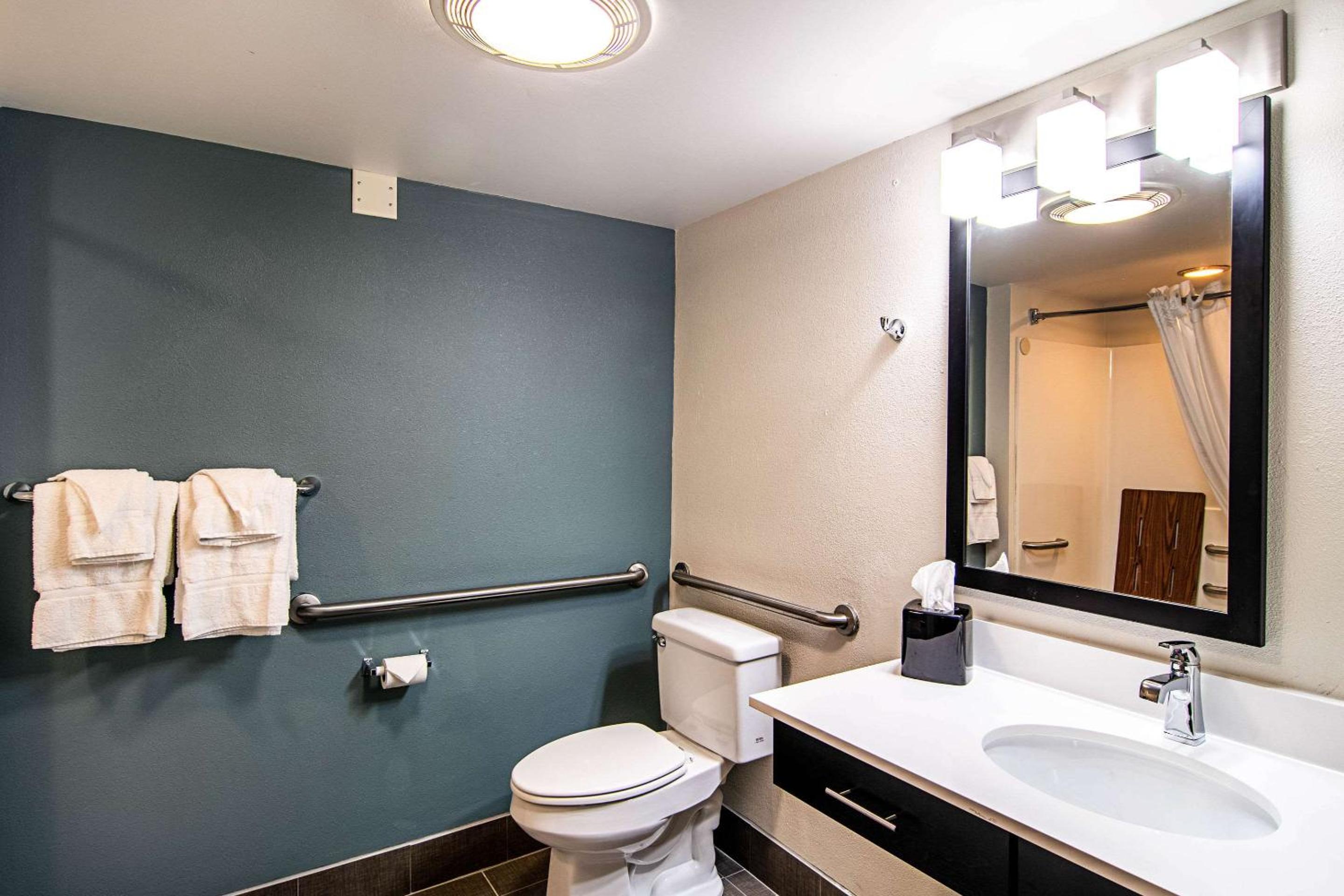 Queen Room - Disability Access - Photo 8
