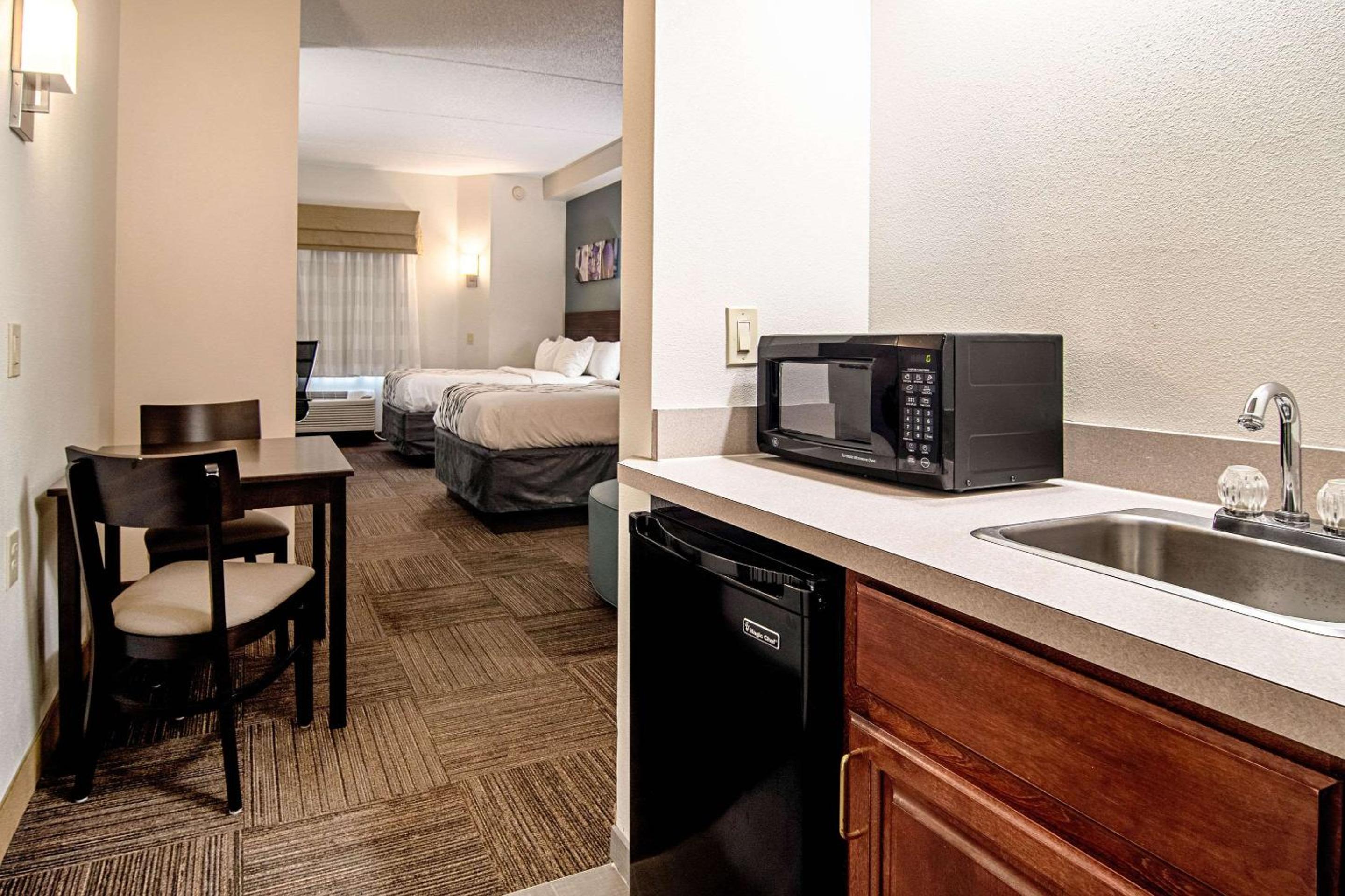 Superior Queen Suite with Two Queen Beds - Non-Smoking - Photo 3