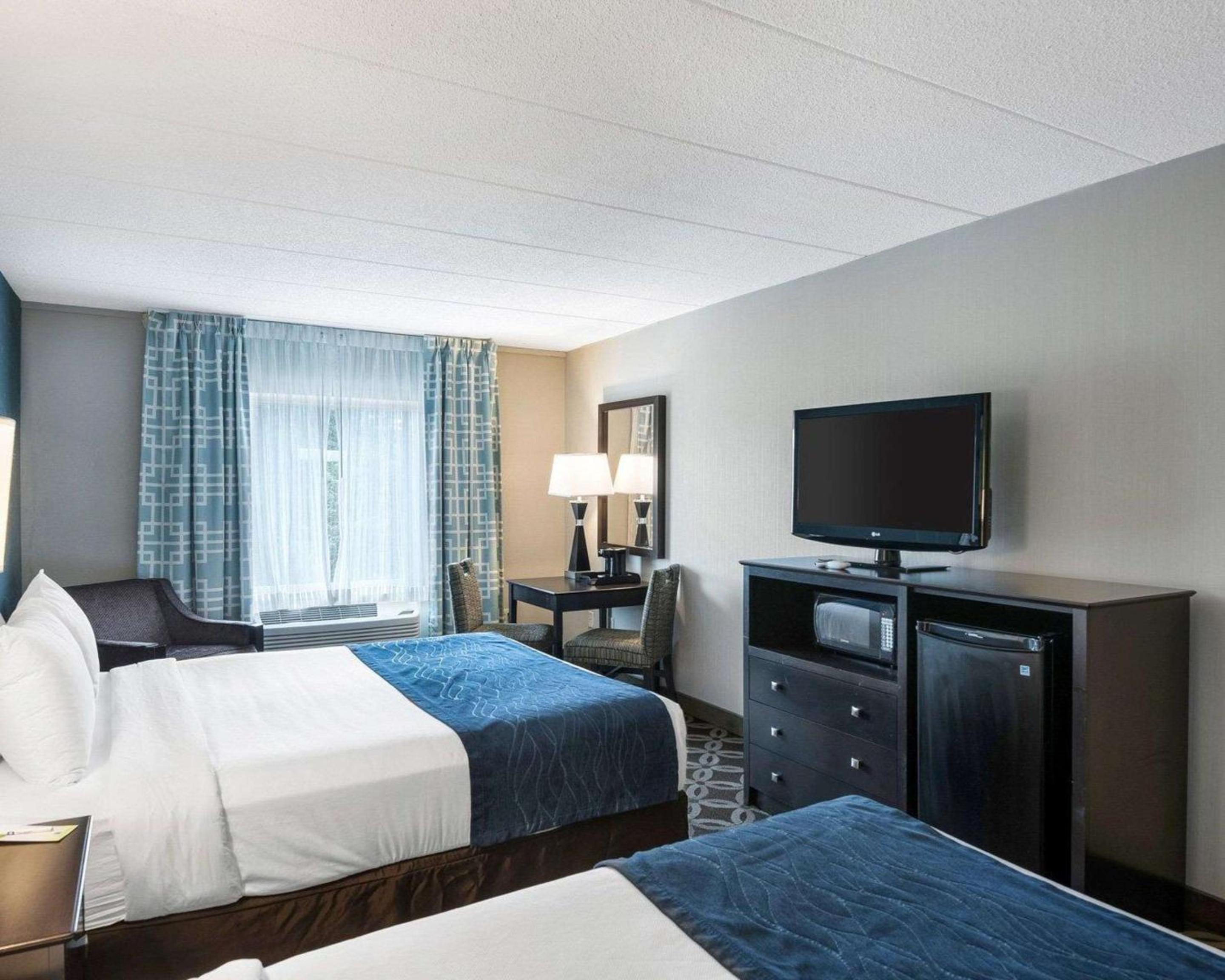 Queen Room with Two Queen Beds - Non-Smoking - Photo 4