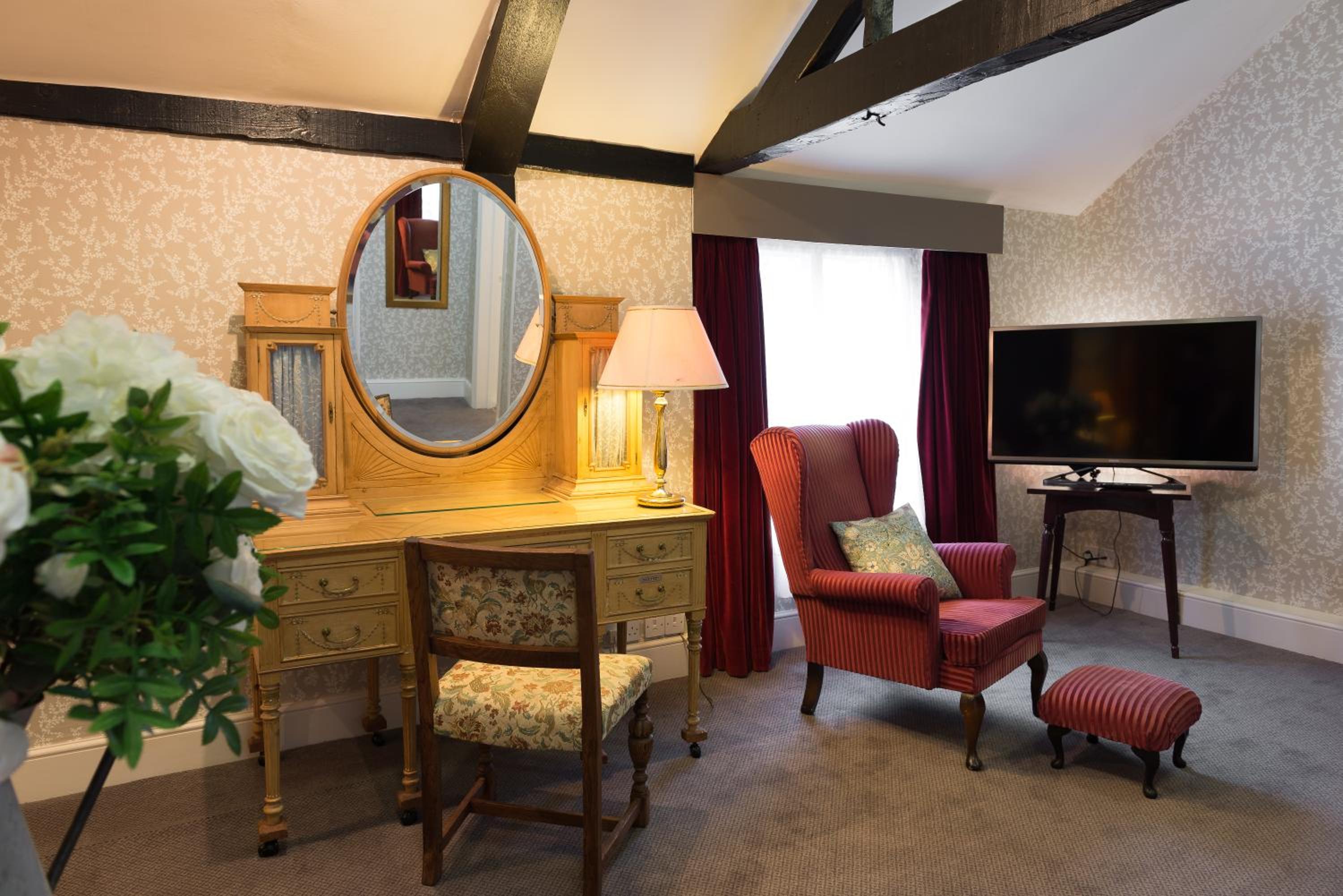 King Suite - Non-Smoking - Photo 8