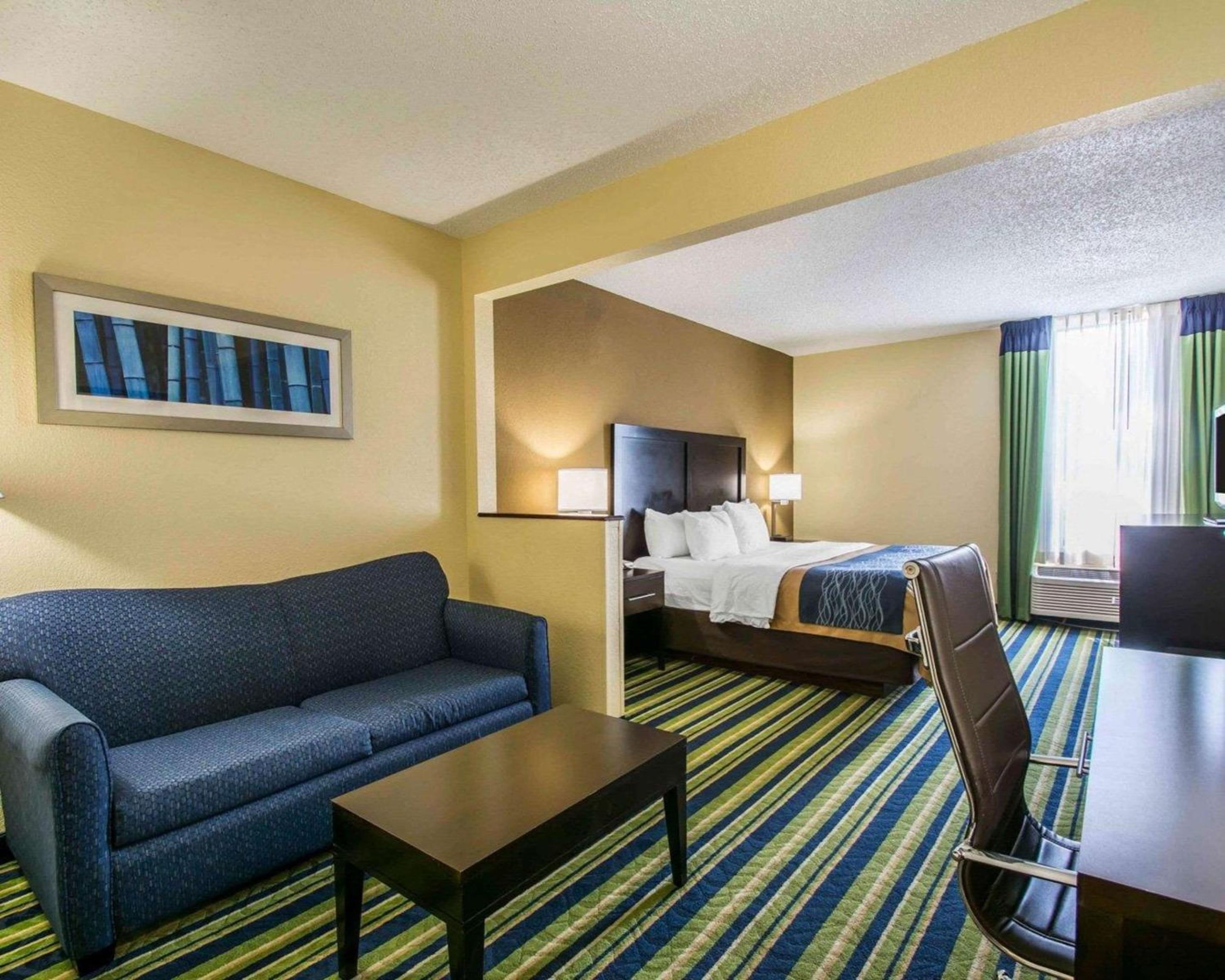 King Suite - Non-Smoking - Photo 2