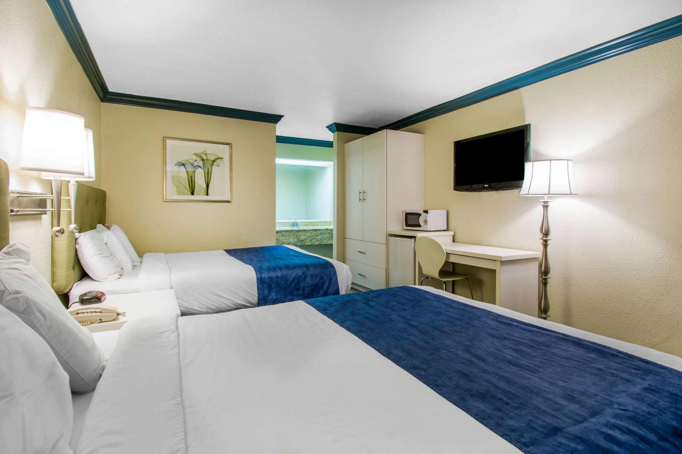 Queen Room with Two Queen Beds and Tub - Accessible/Non-Smoking photo 3