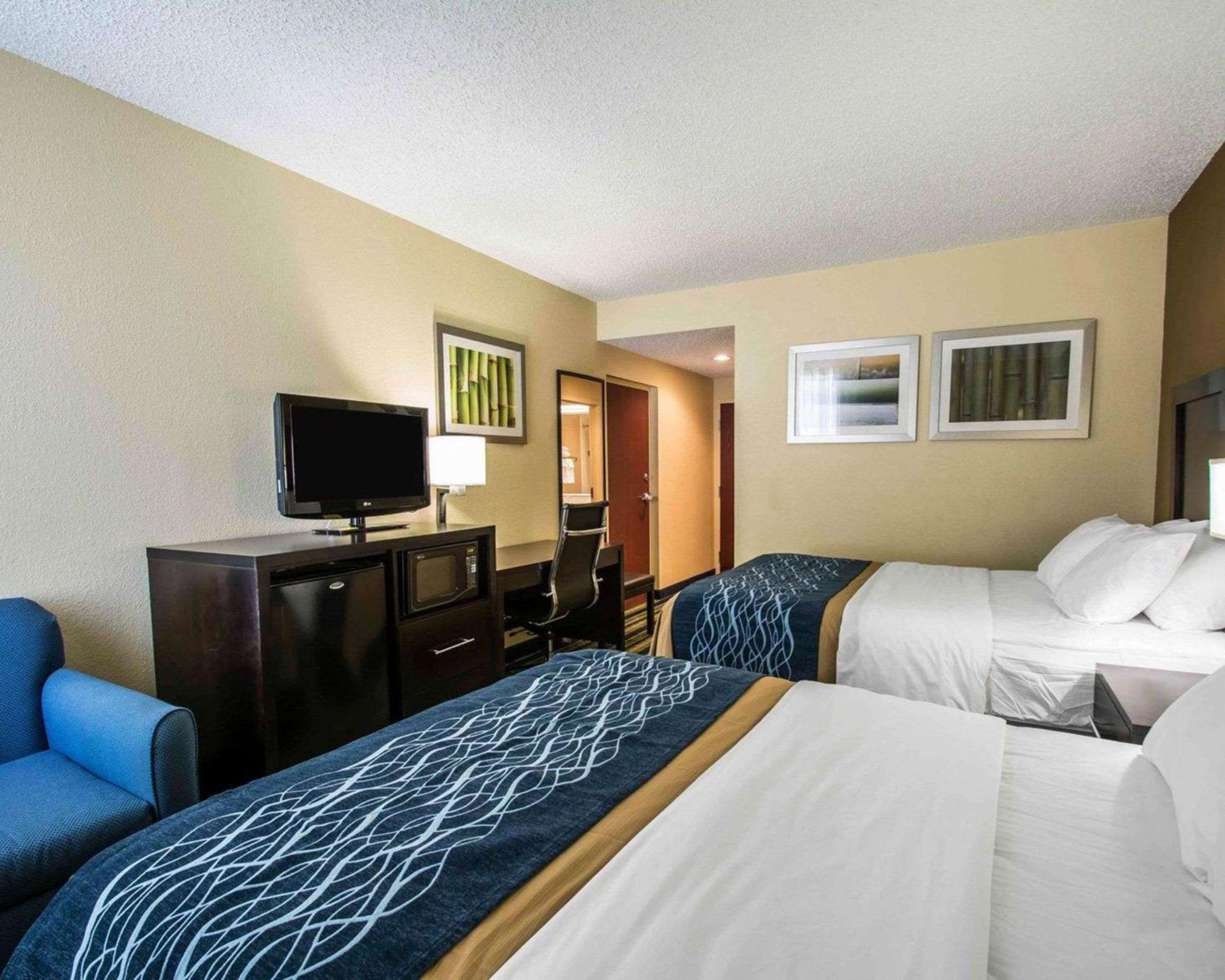 Queen Room with Two Queen Beds - Non-Smoking - Photo 4