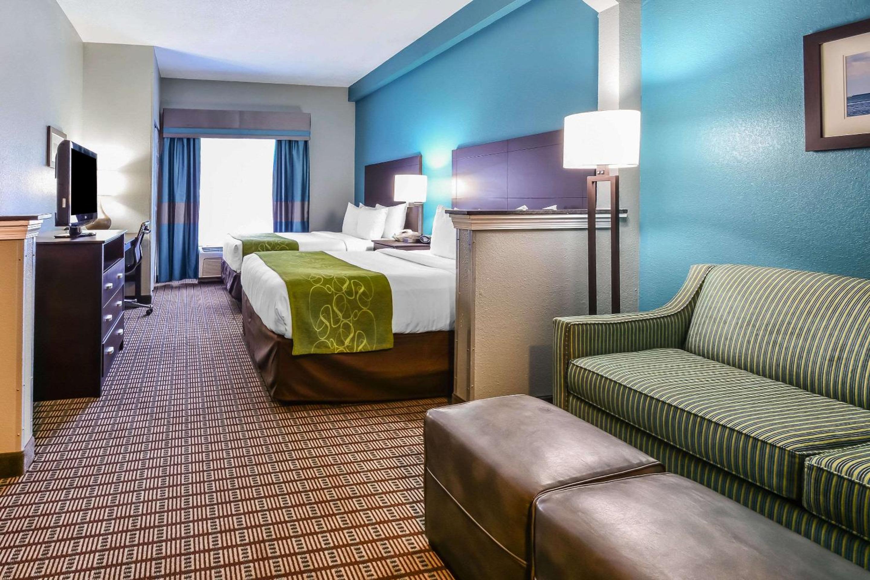 Queen Suite with Two Queen Beds - Non-Smoking - Photo 2