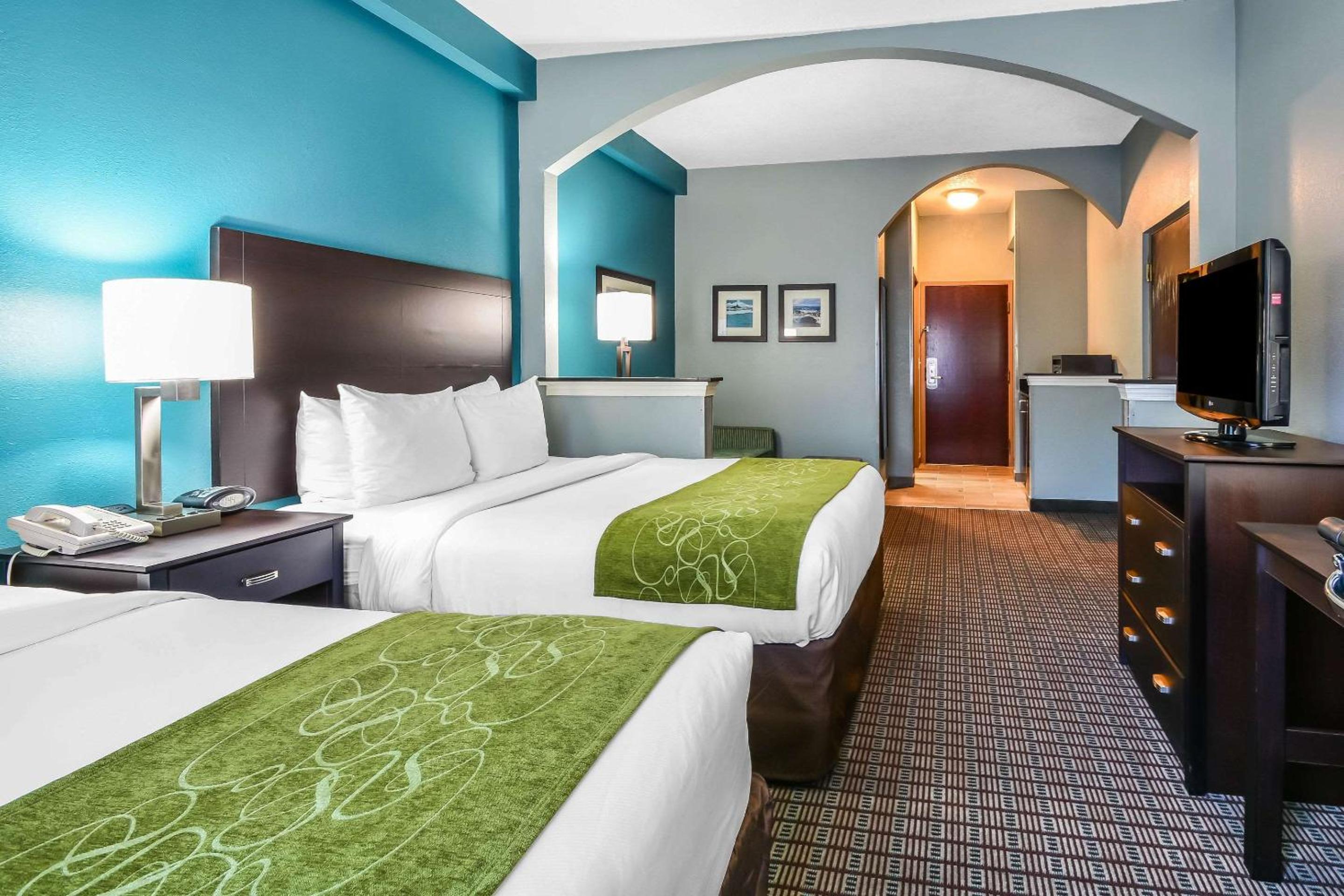 Queen Suite with Two Queen Beds - Non-Smoking - Photo 4