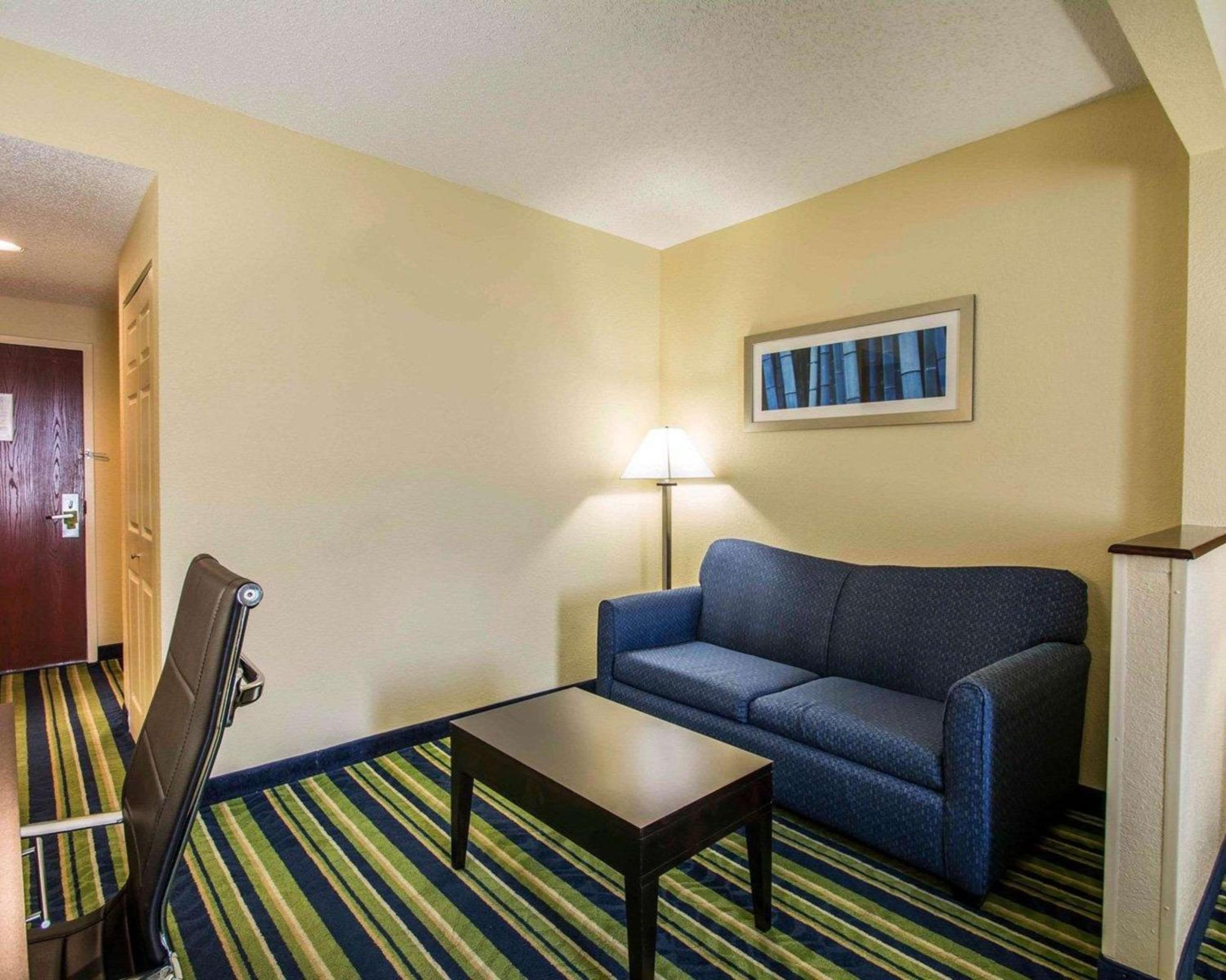 King Suite - Non-Smoking - Photo 5
