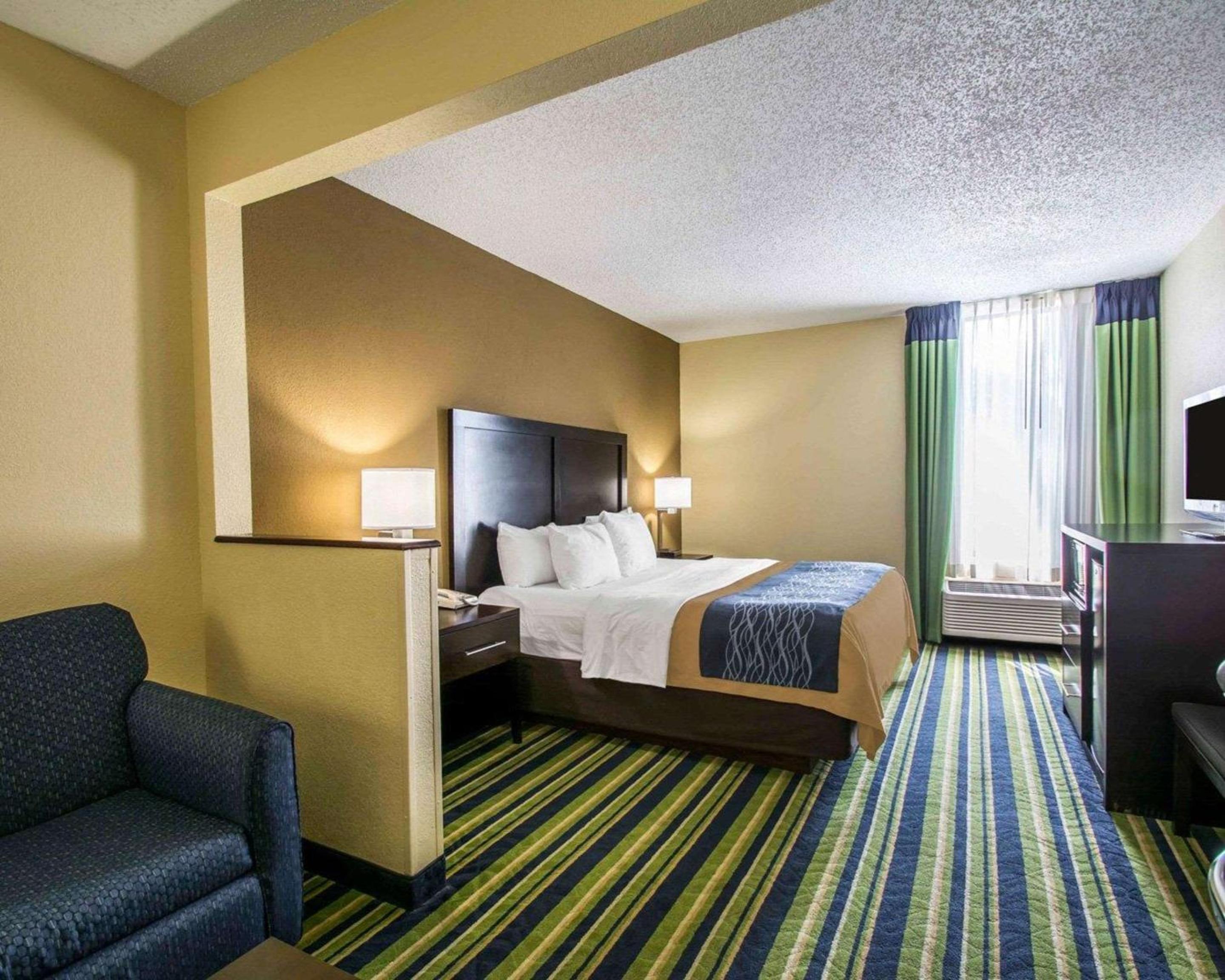 King Suite - Non-Smoking - Photo 4