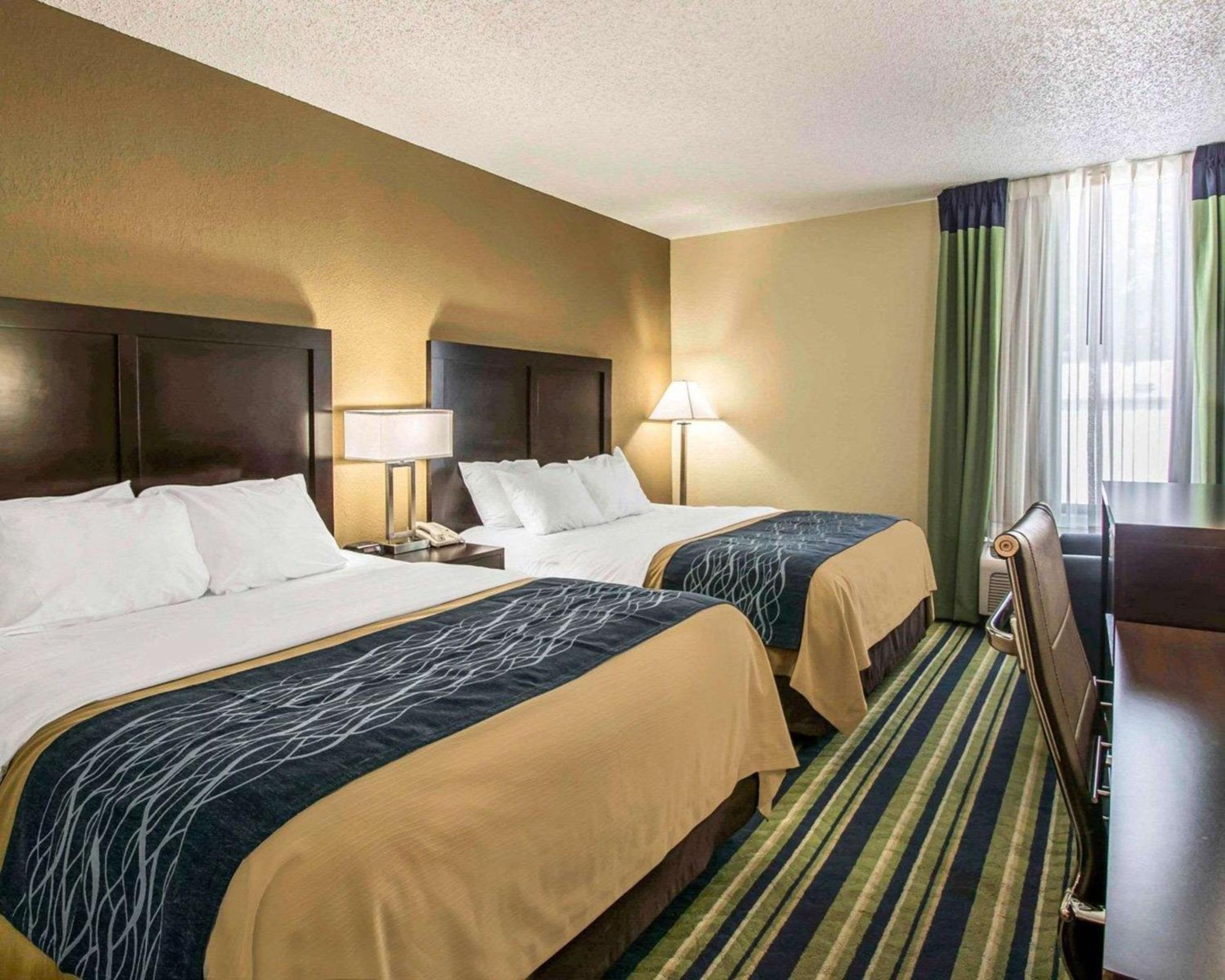 Queen Room with Two Queen Beds - Non-Smoking - Photo 5