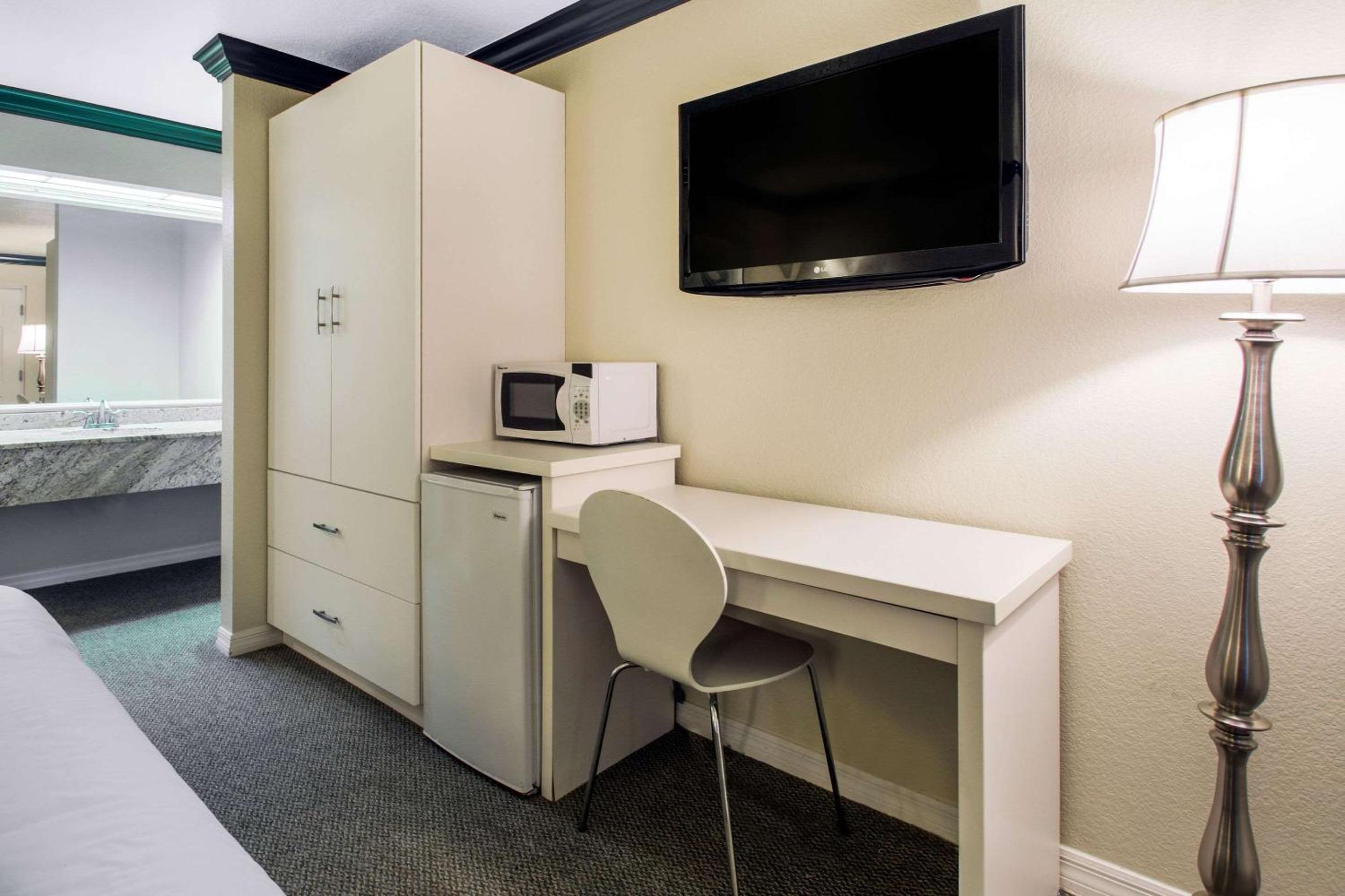 King Room - Non-Smoking - Photo 5