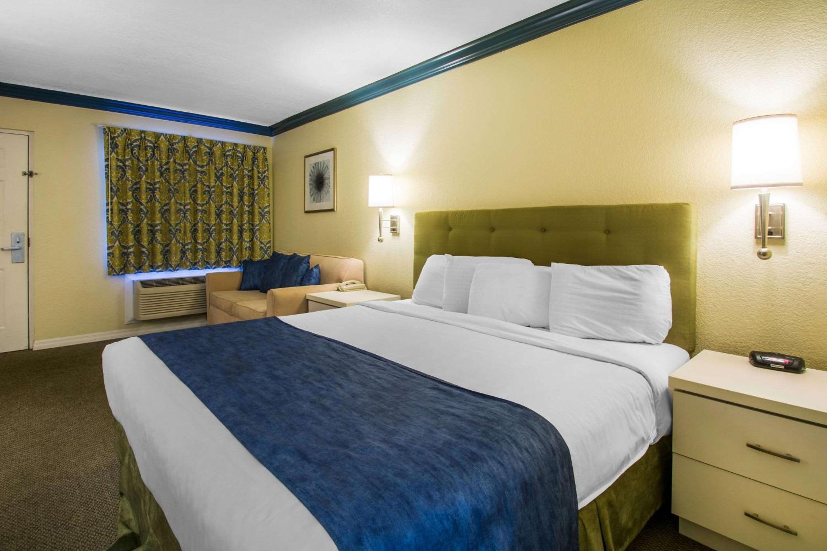 King Room with Sofa Bed - Non-Smoking photo 2