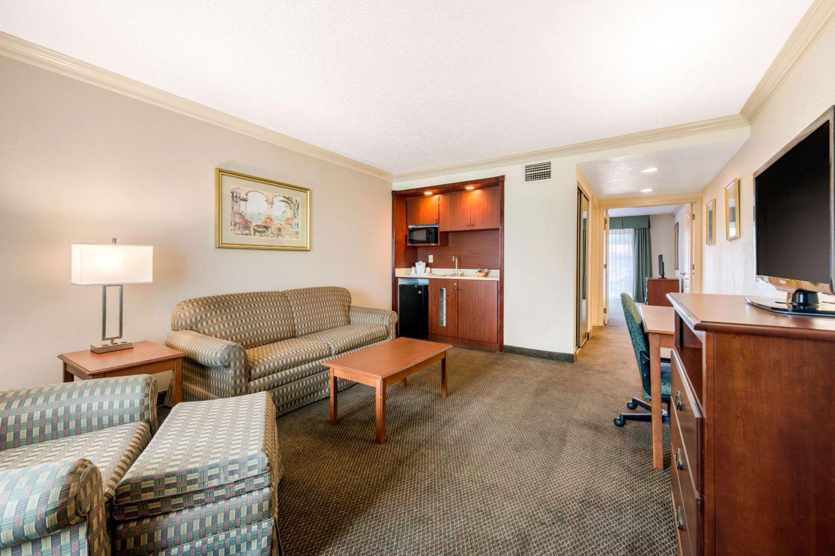 King Suite with Sofa Bed - Non-Smoking - Photo 1