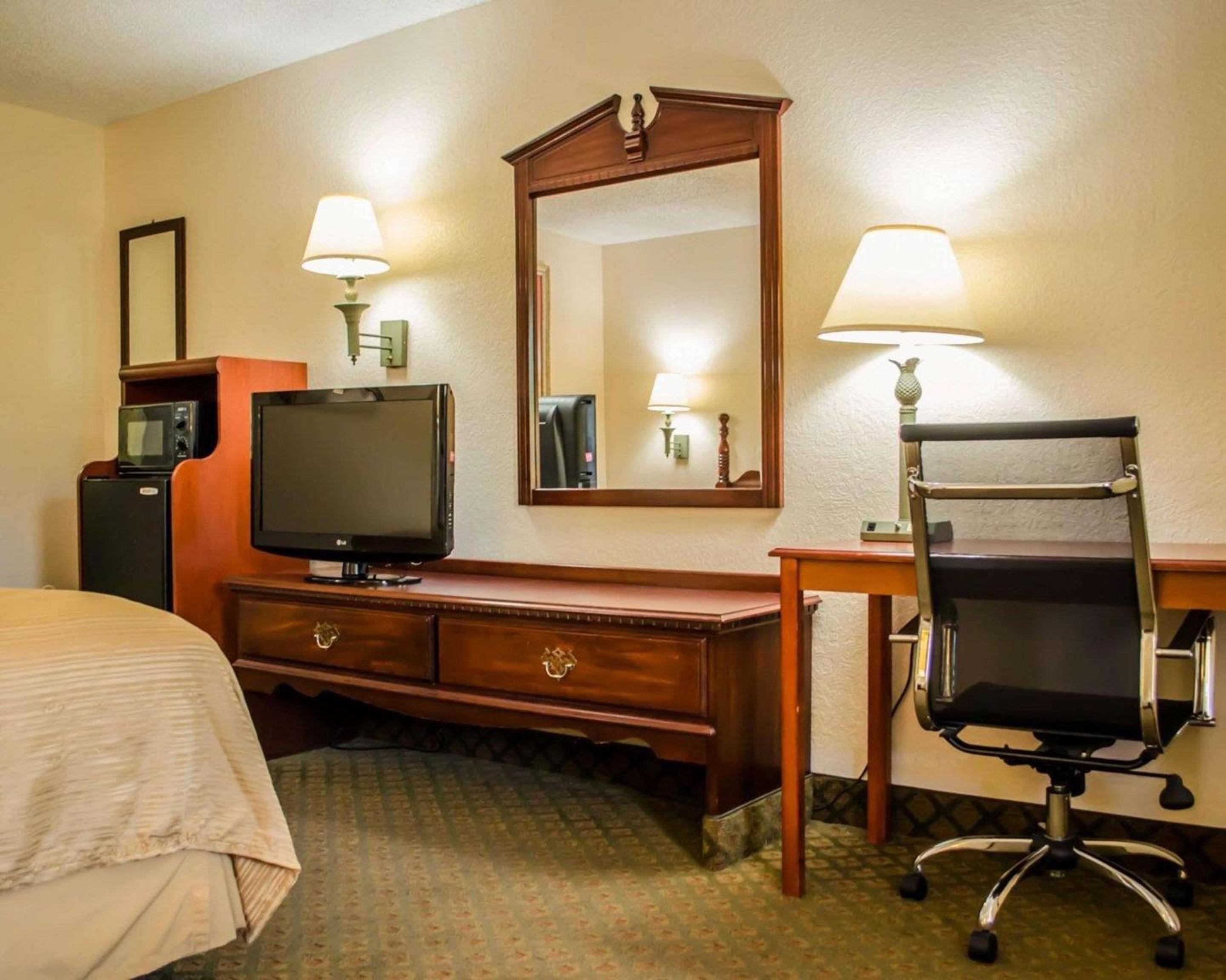 Double Room with Two Double Beds - Smoking - Photo 1