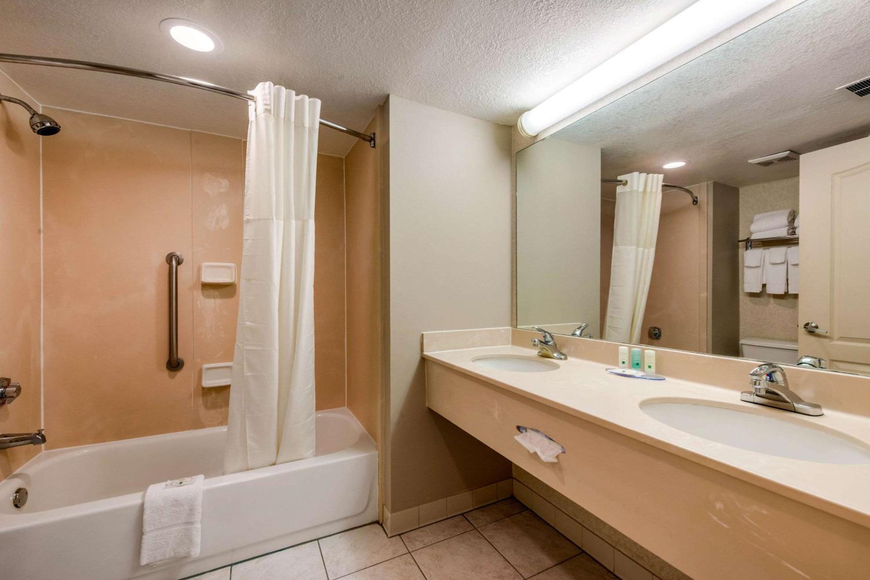 Suite with Two Double Beds and Sofa Bed - Photo 2