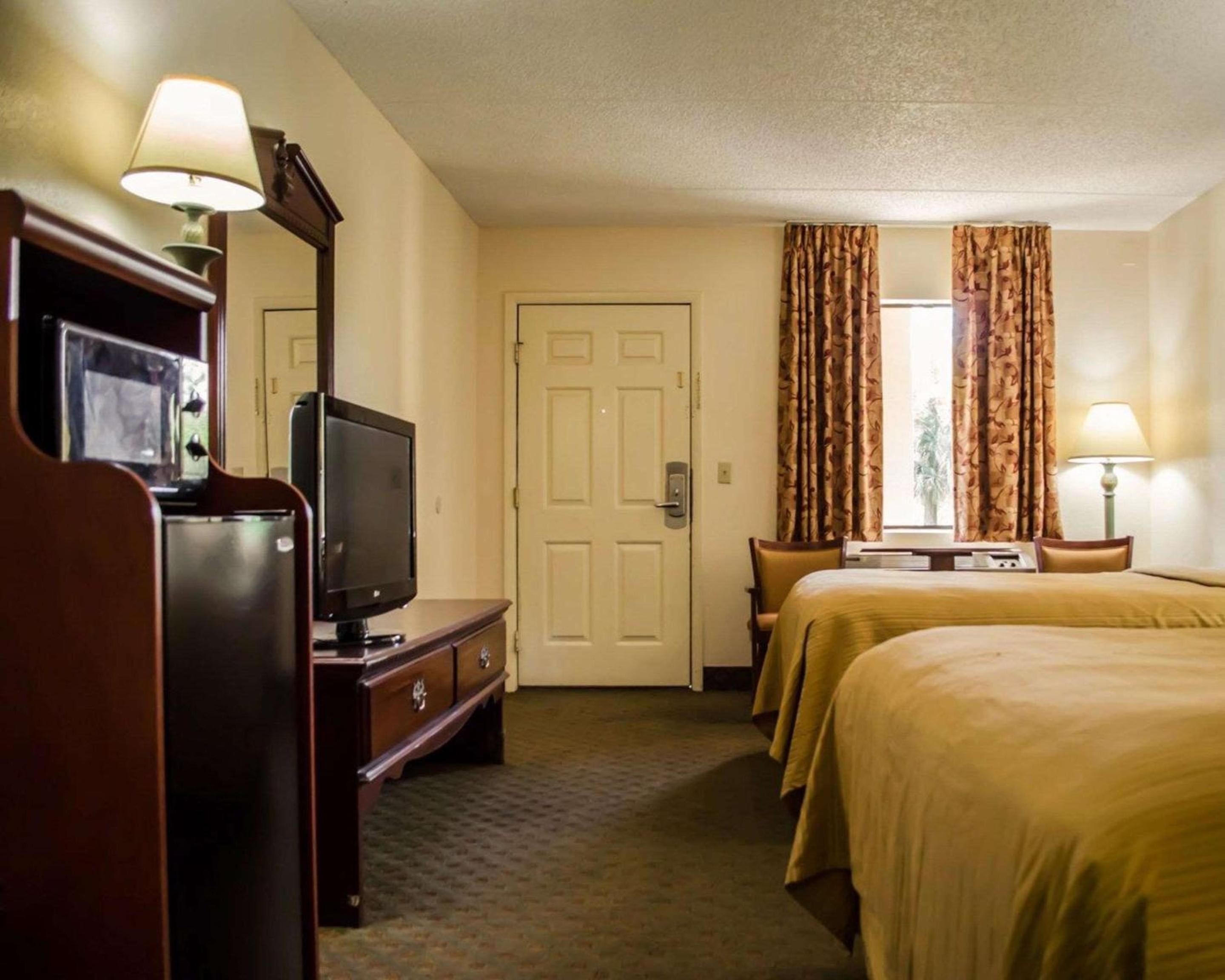 Double Room with Two Double Beds - Smoking - Photo 4