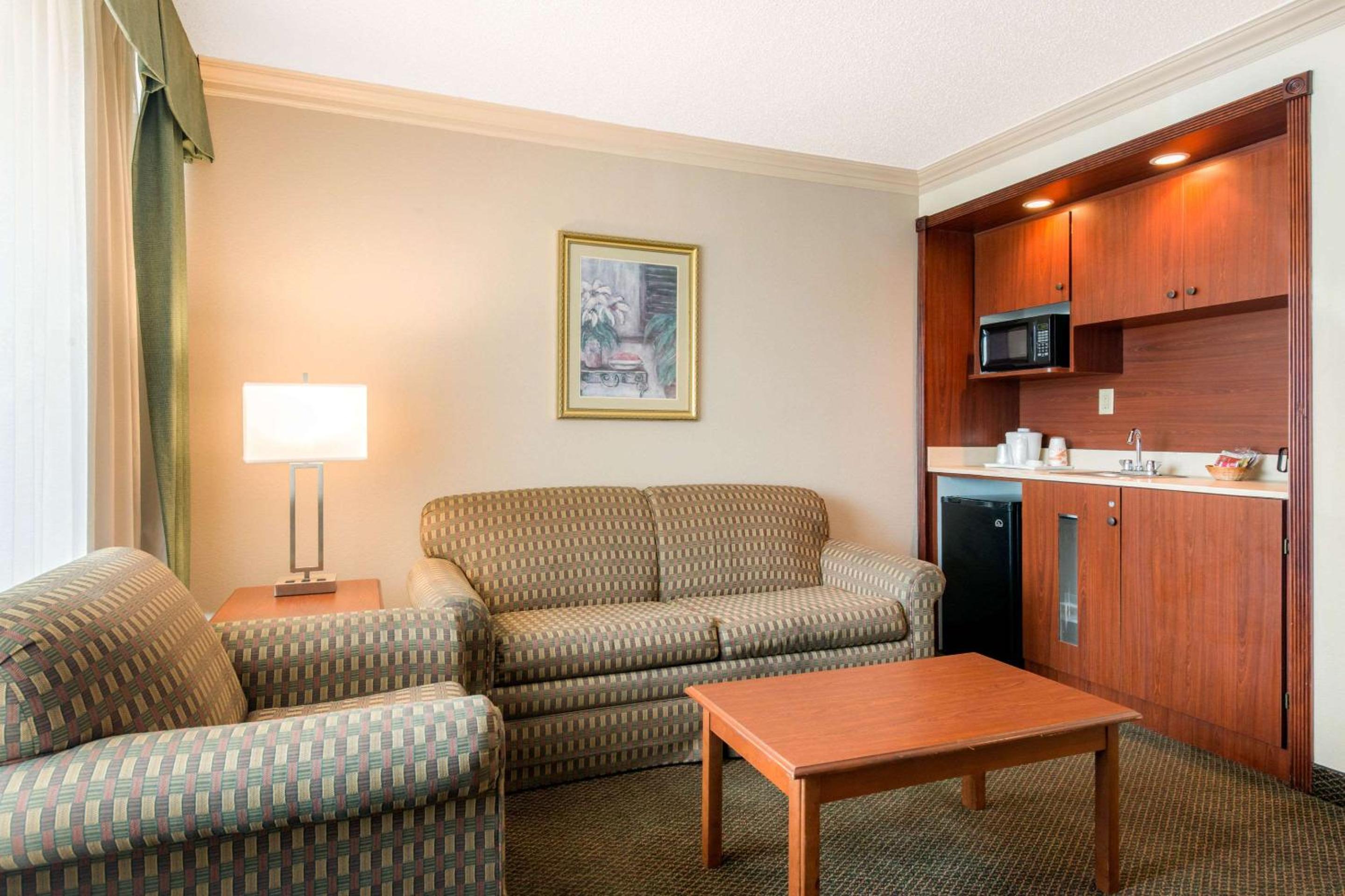 Suite with Two Double Beds and Sofa Bed - Photo 1