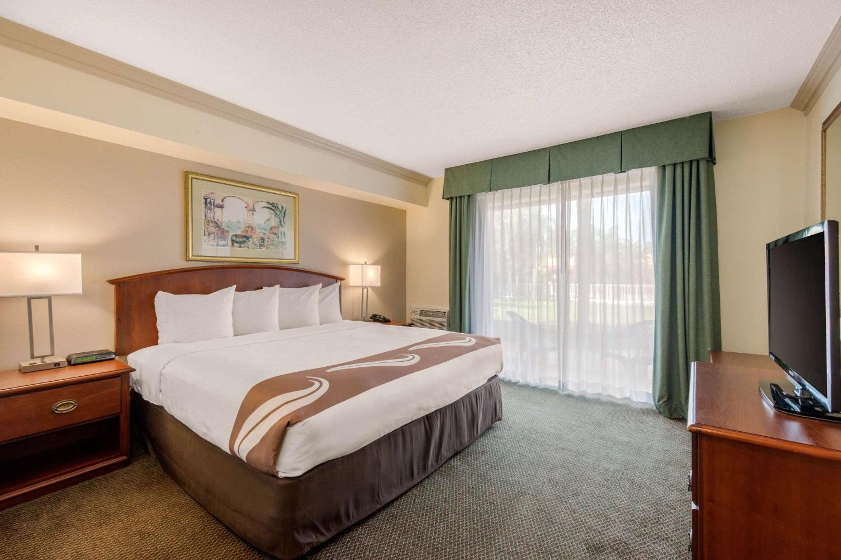 King Suite with Sofa Bed - Non-Smoking - Photo 5