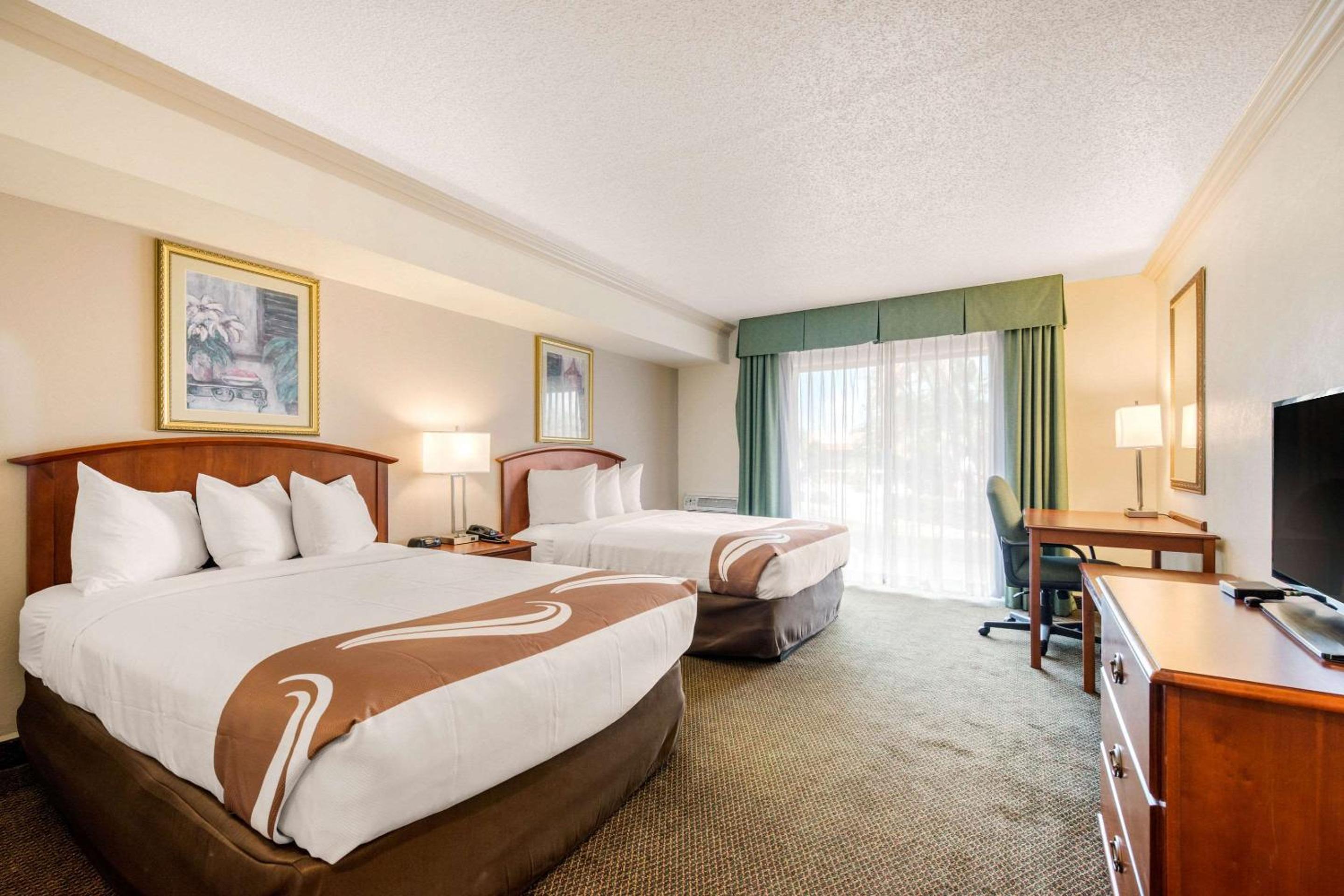 Suite with Two Double Beds and Sofa Bed - Photo 4