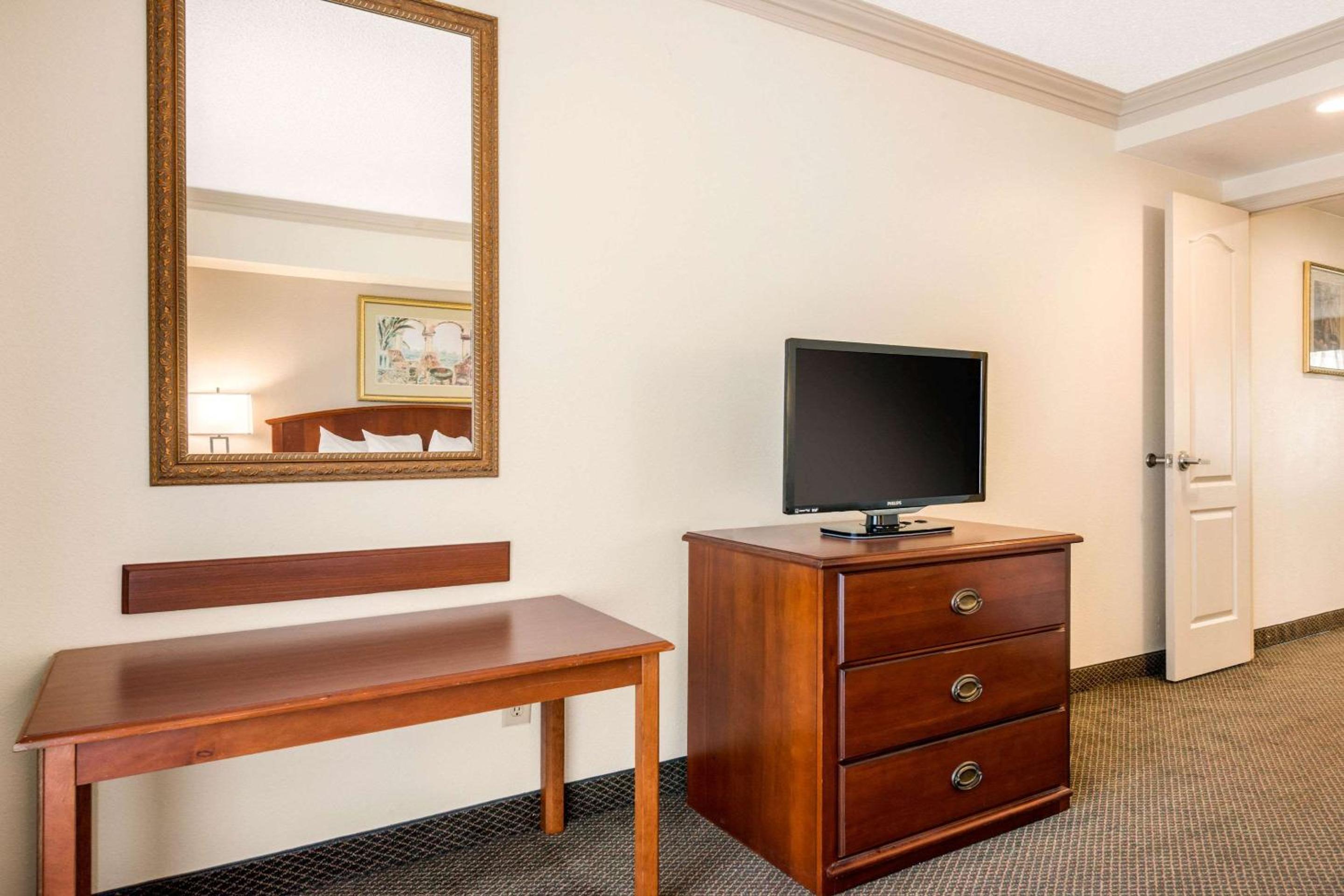 King Suite with Sofa Bed - Non-Smoking - Photo 3