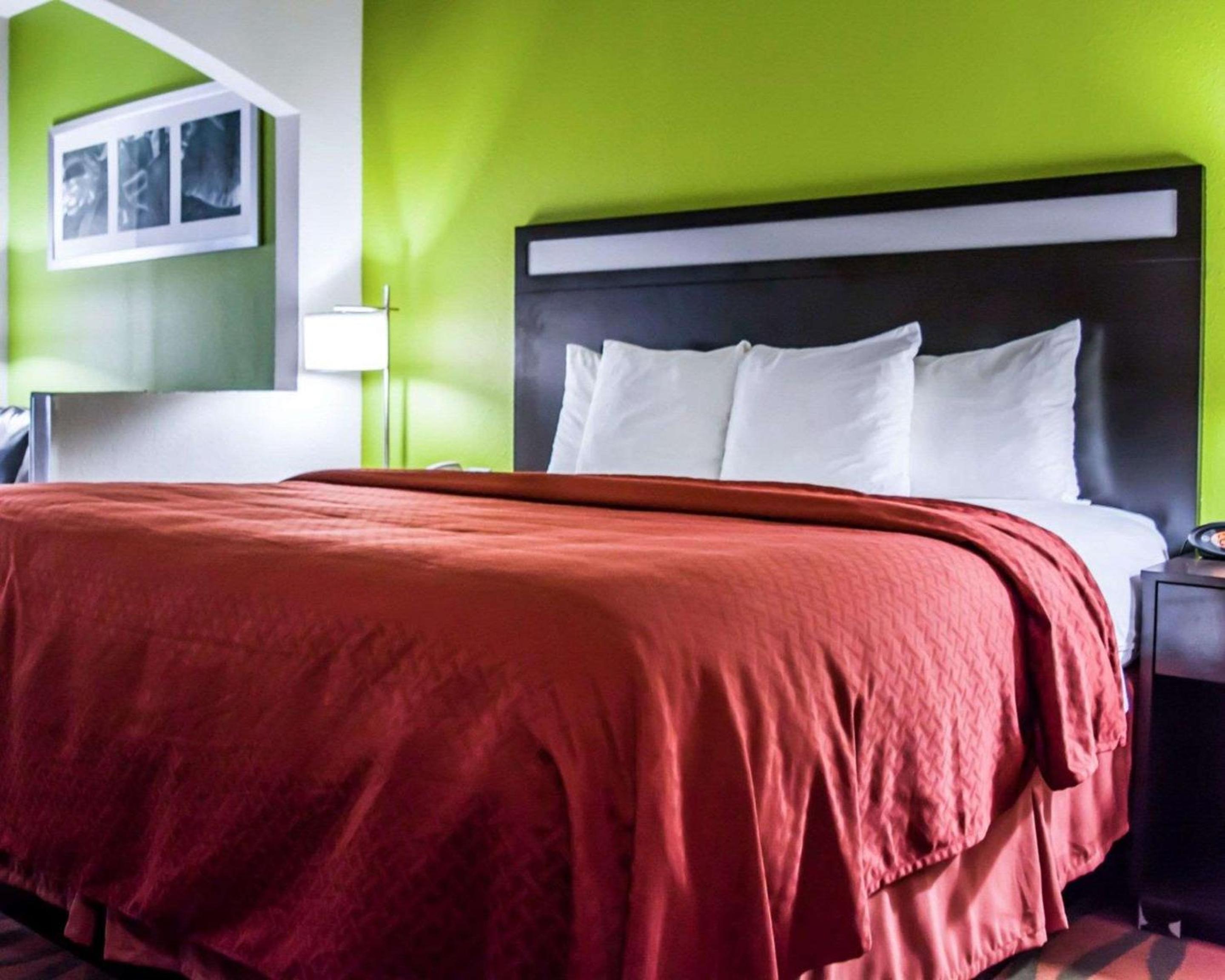 King Bed Suite - Non-Smoking - Photo 2