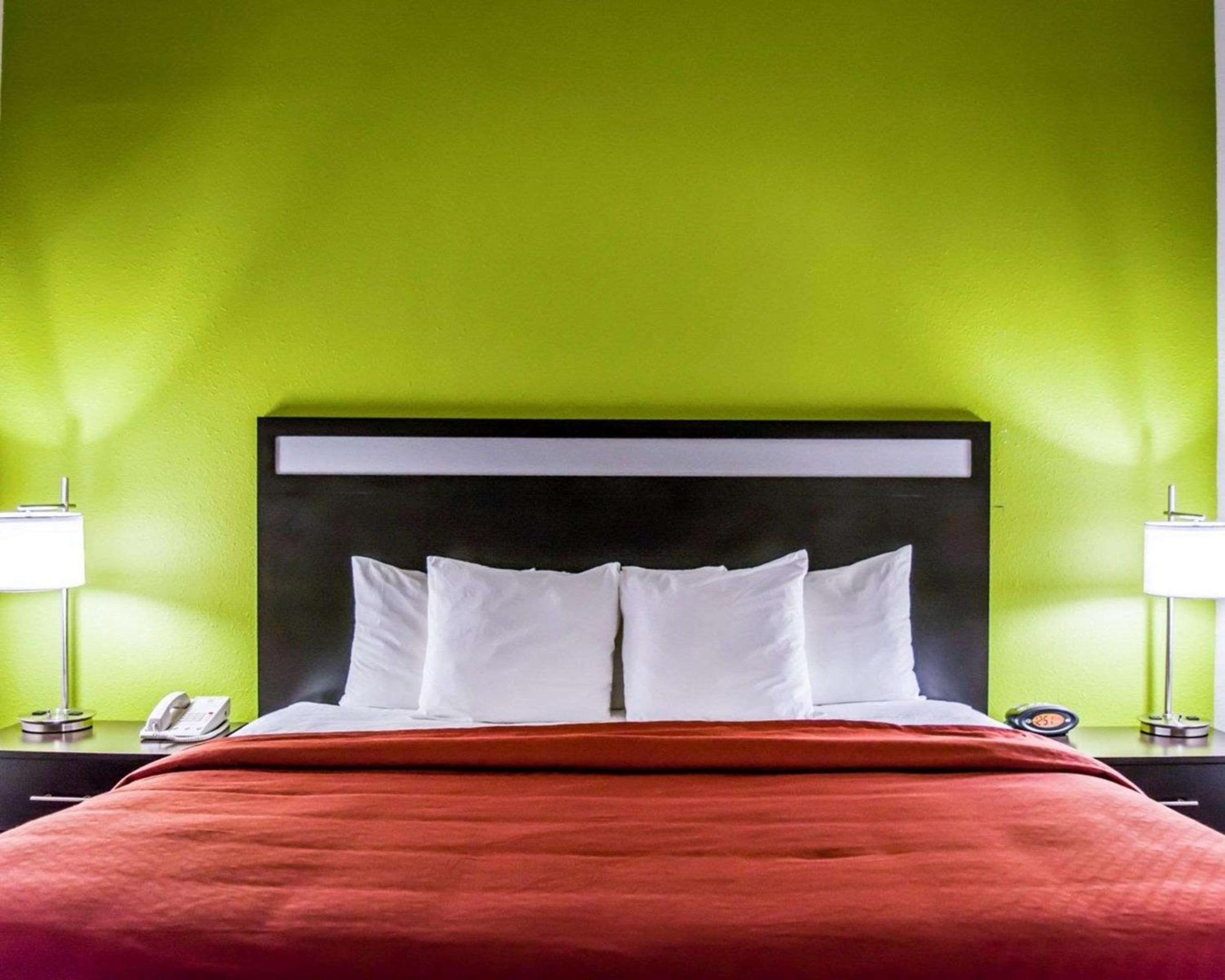King Bed Suite - Non-Smoking - Photo 3