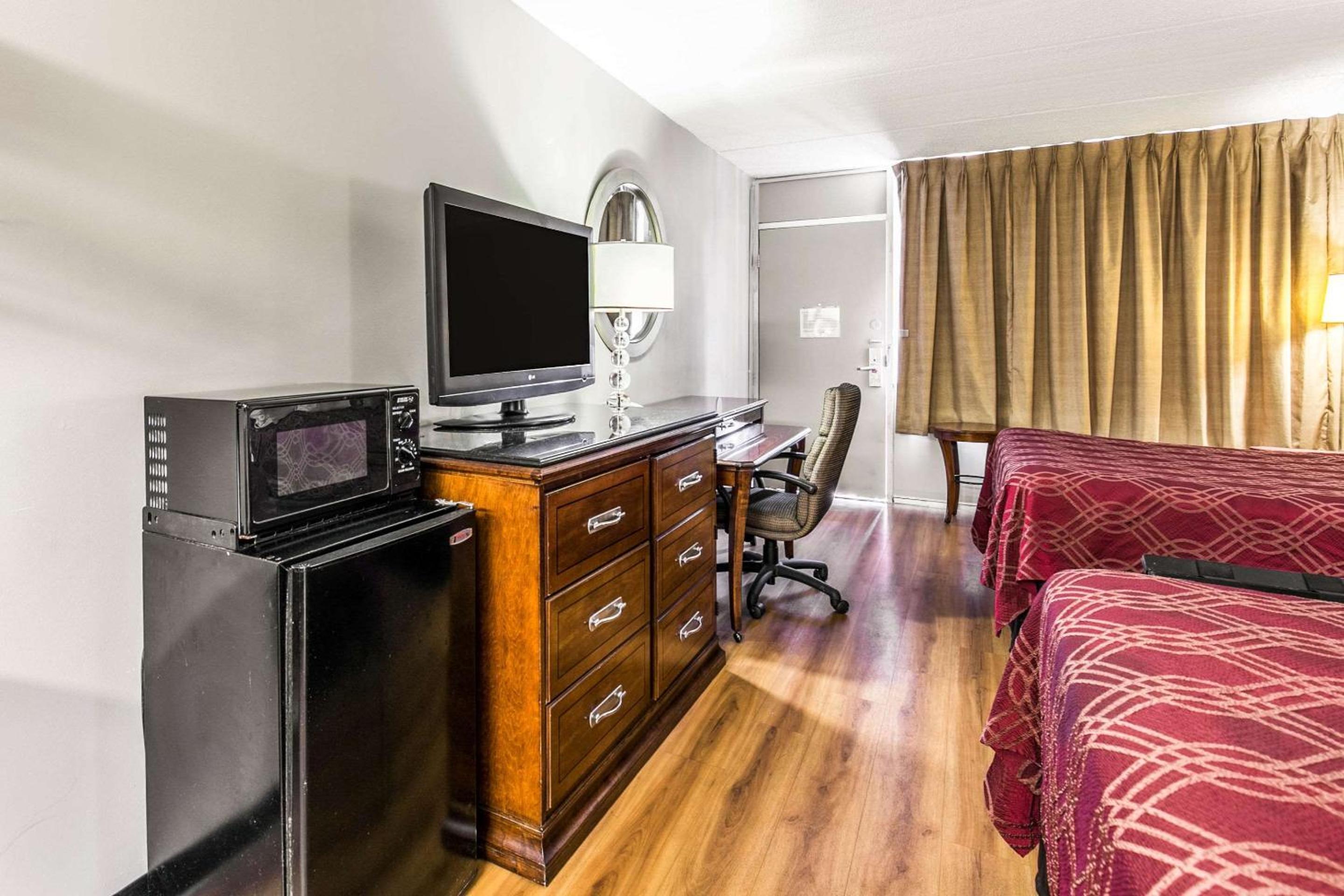 Double Room with Two Double Beds - Smoking - Photo 4
