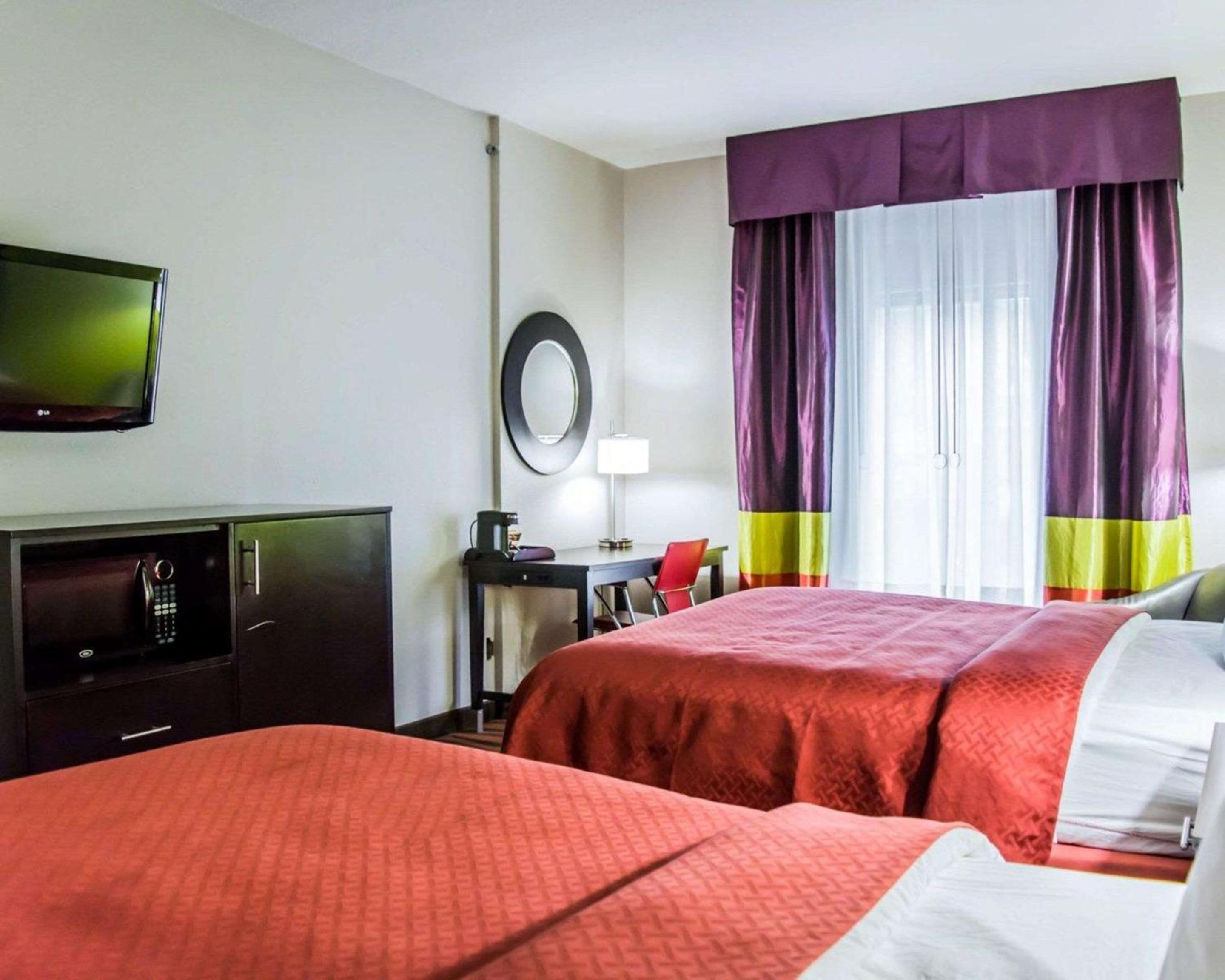 Queen Room with Two Queen Beds - Non-Smoking - Photo 4