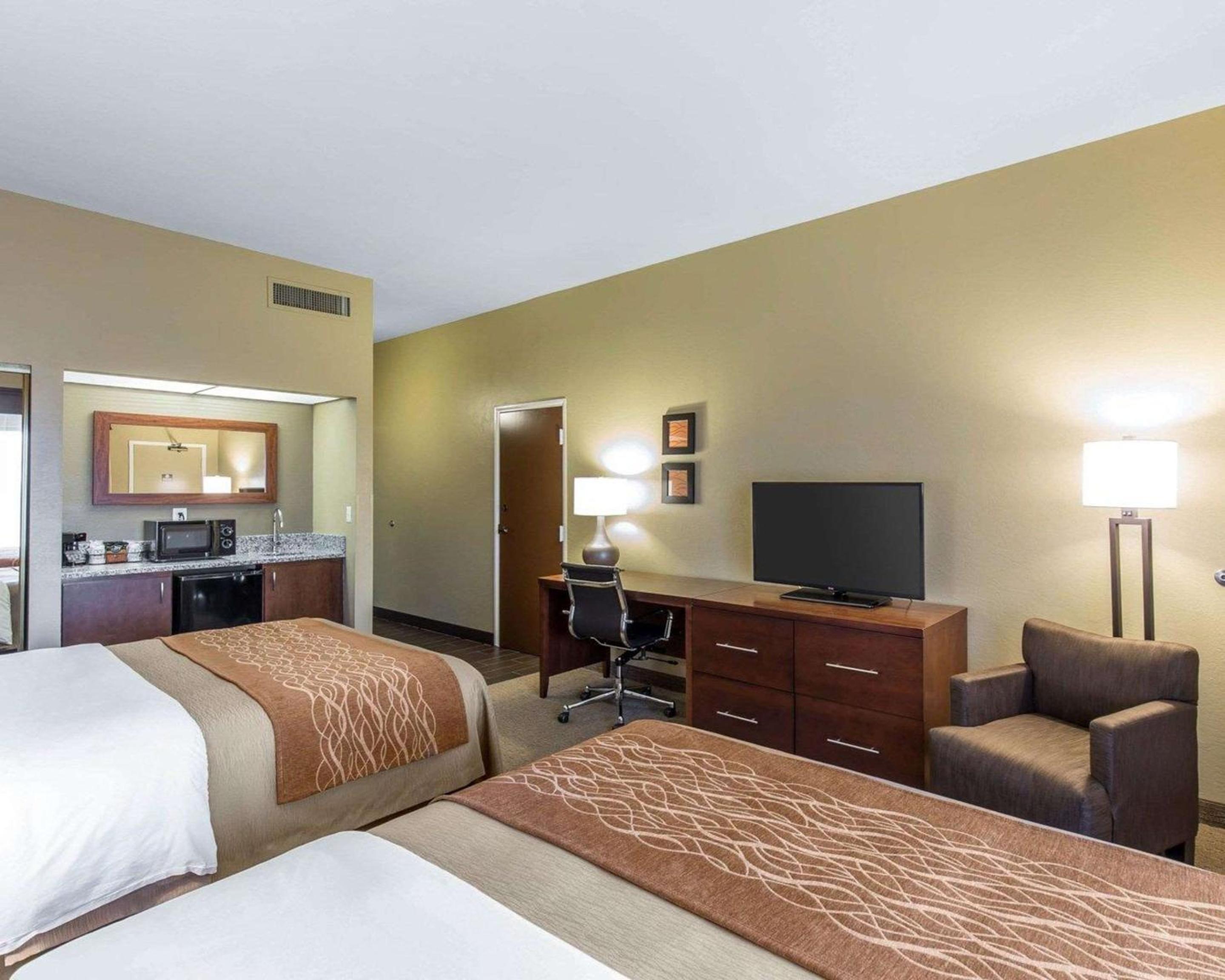 Queen Room with Two Queen Beds - Non-Smoking photo 3