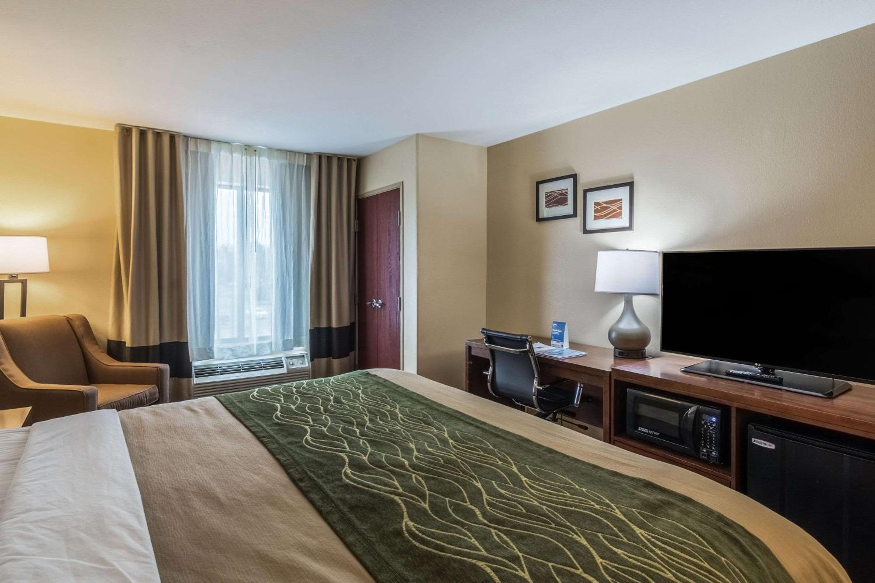 Standard King Room - Non-Smoking  - Photo 1