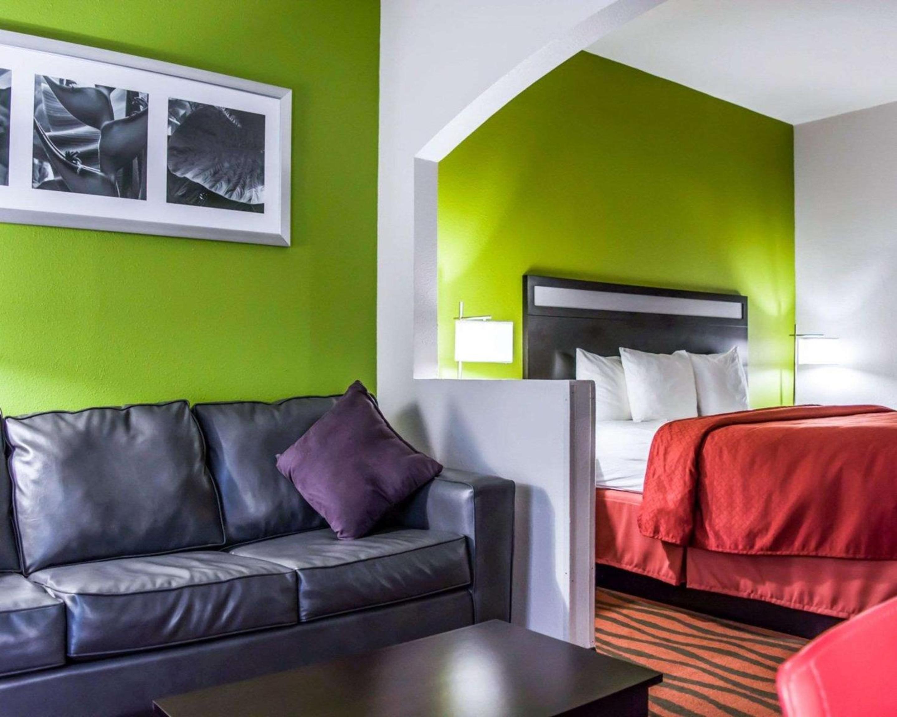 King Bed Suite - Non-Smoking - Photo 5