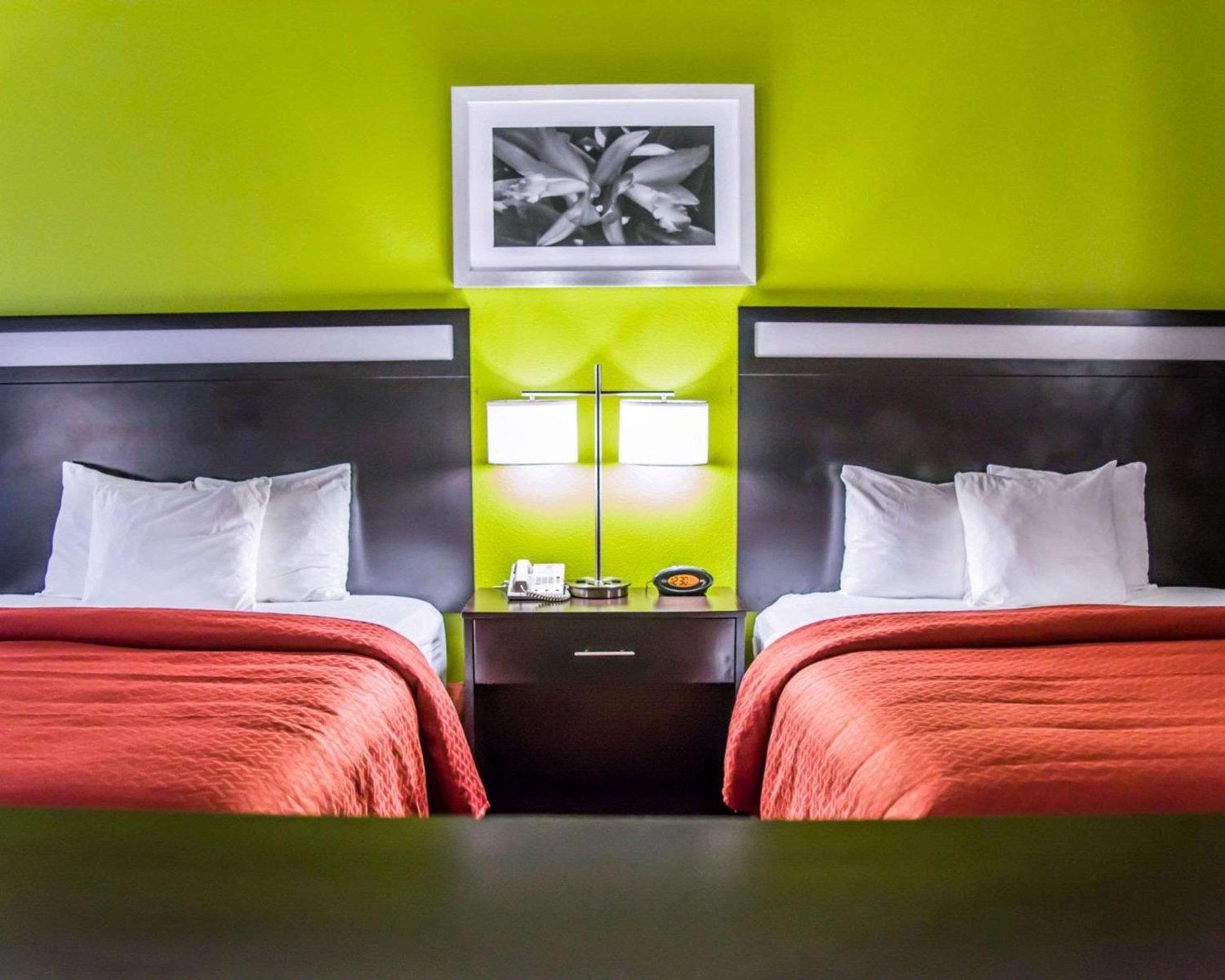 Queen Room with Two Queen Beds - Non-Smoking - Photo 2