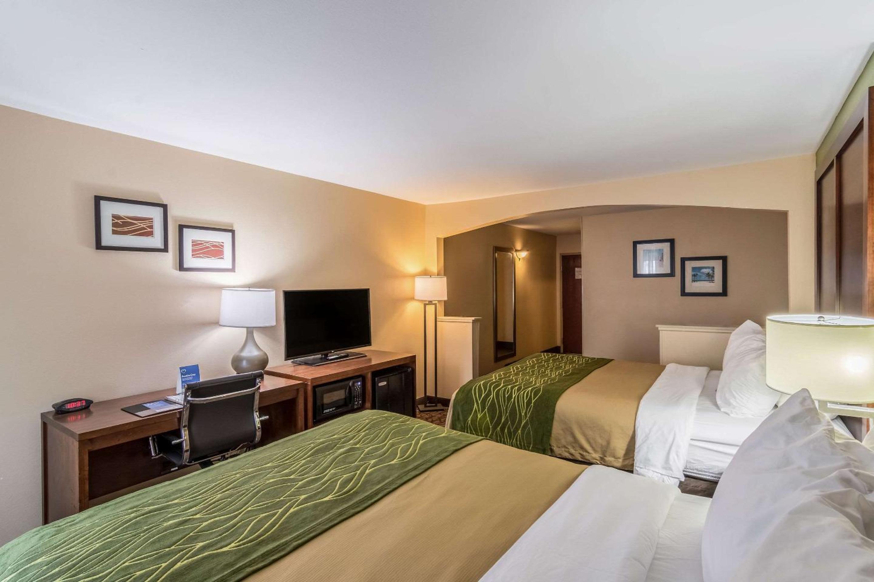 Queen Suite with Two Queen Beds - Non-Smoking - Photo 1