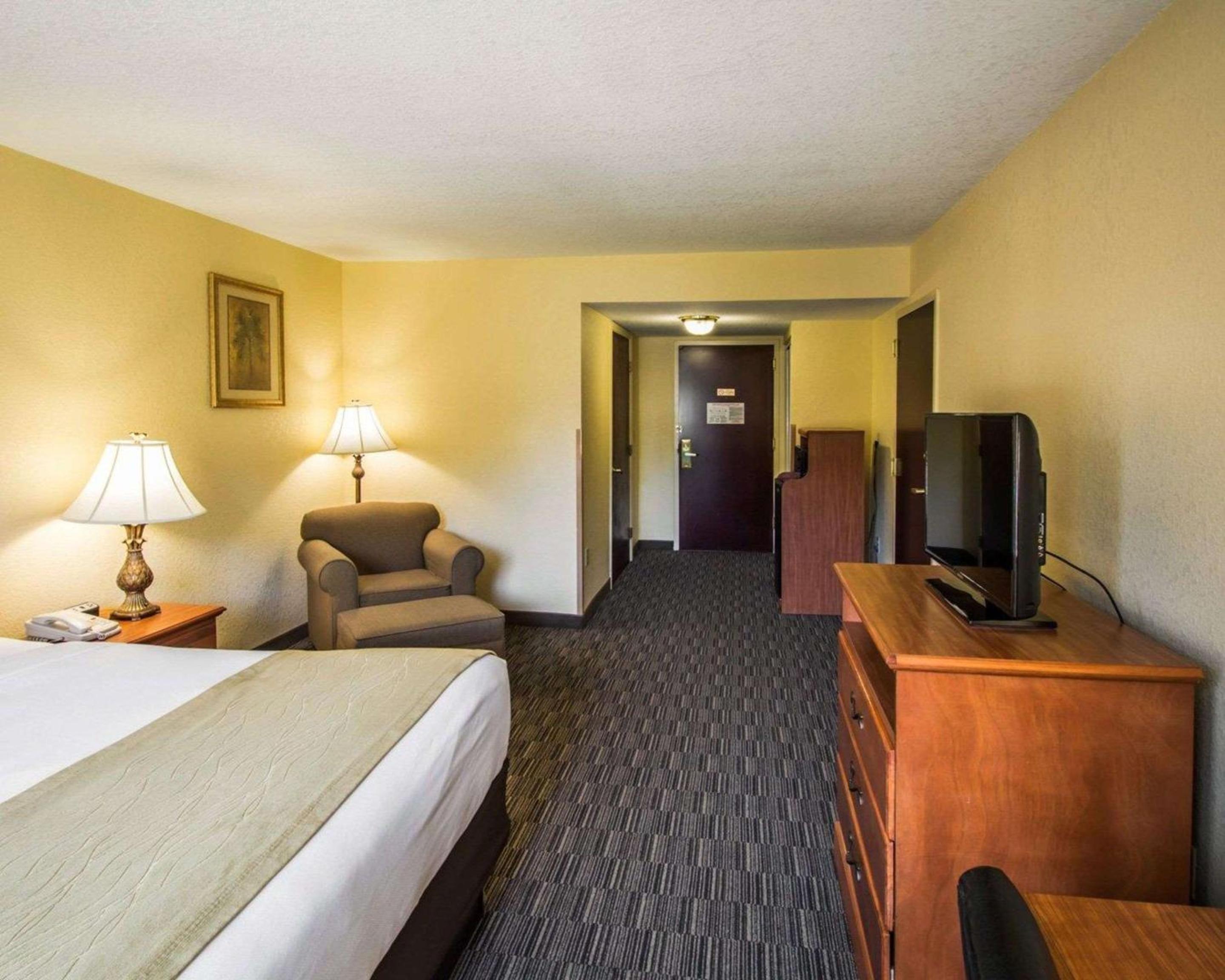 Standard King Room - Non-Smoking  - Photo 2