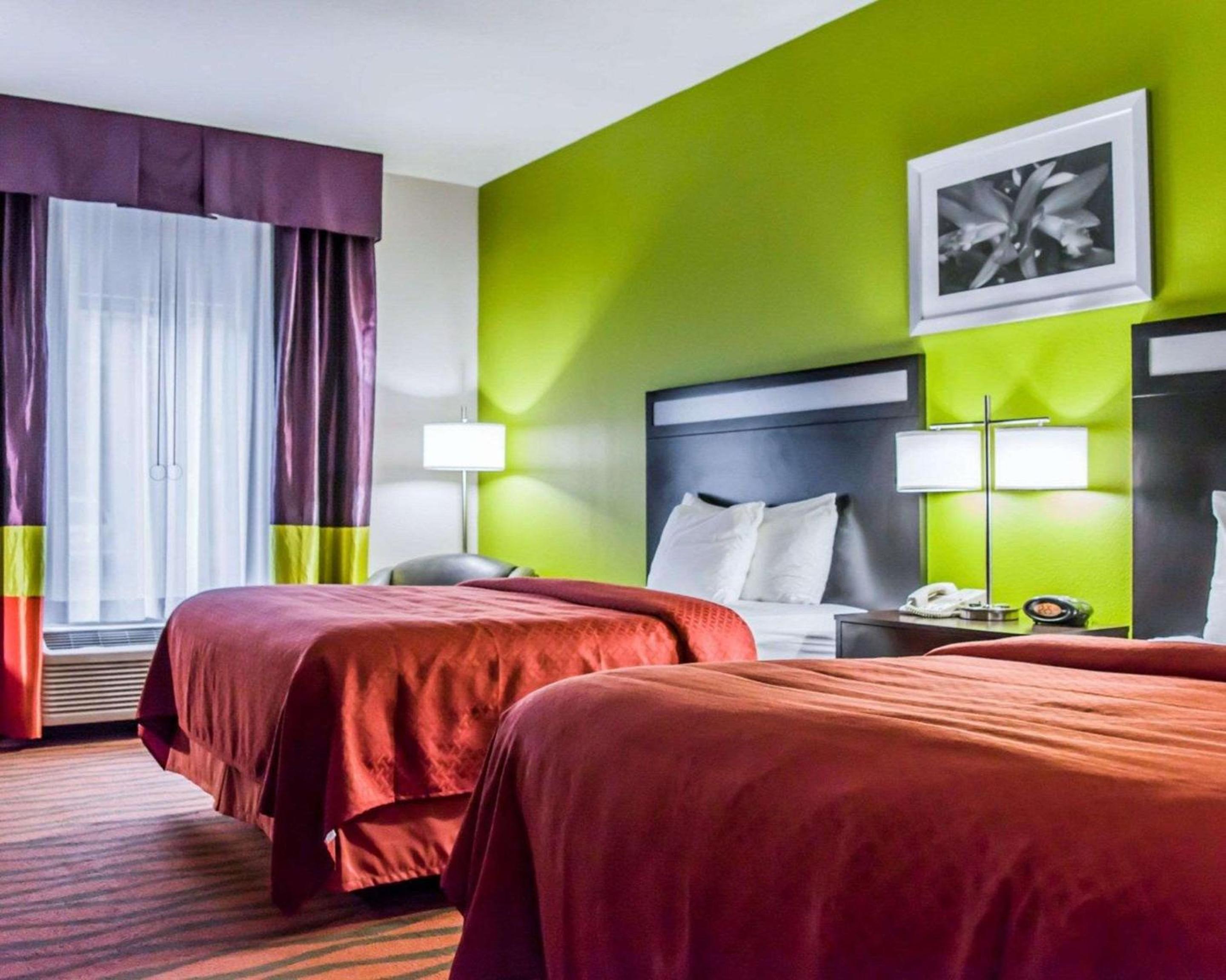 Queen Room with Two Queen Beds - Non-Smoking - Photo 3