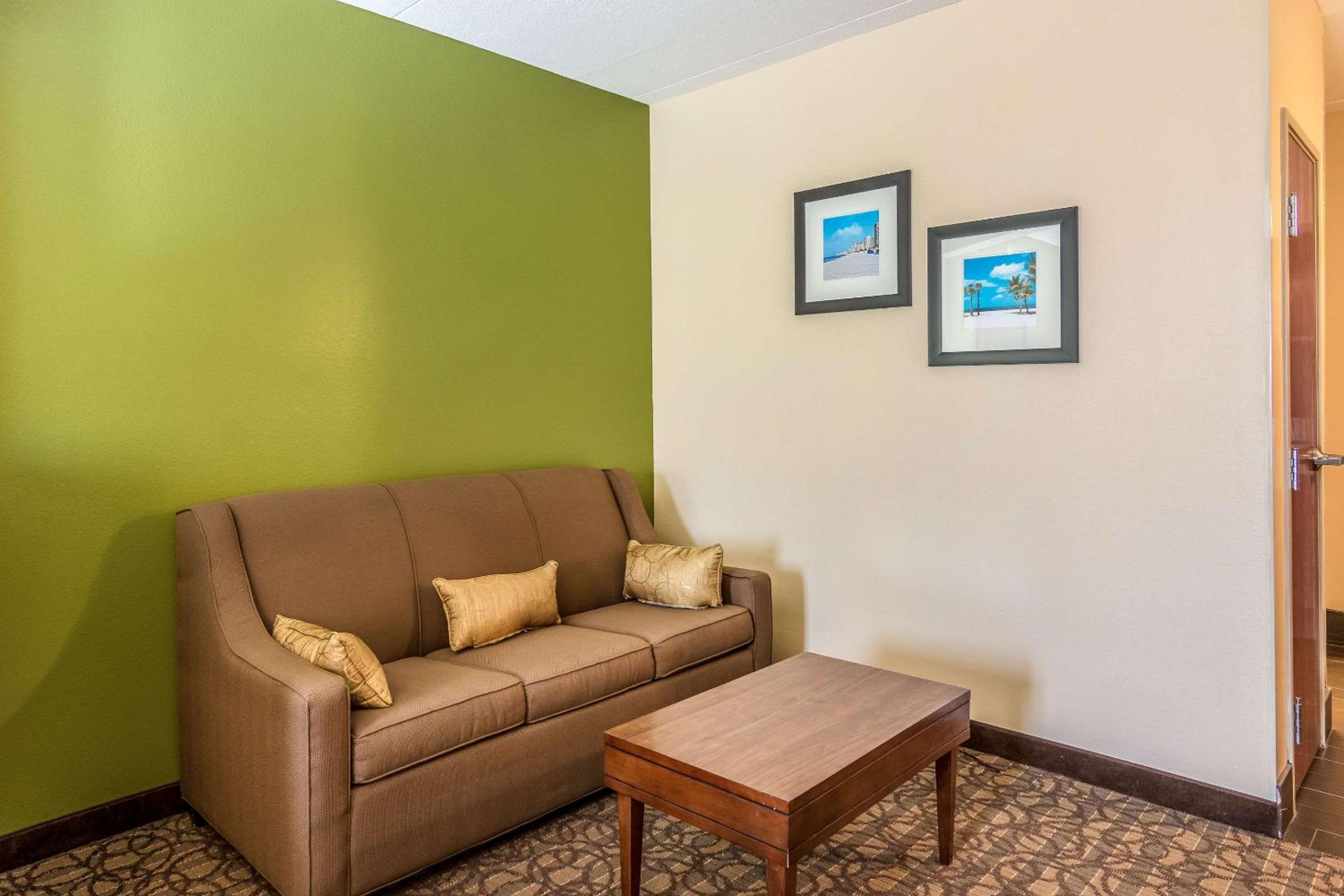 King Suite - Non-Smoking - Photo 3