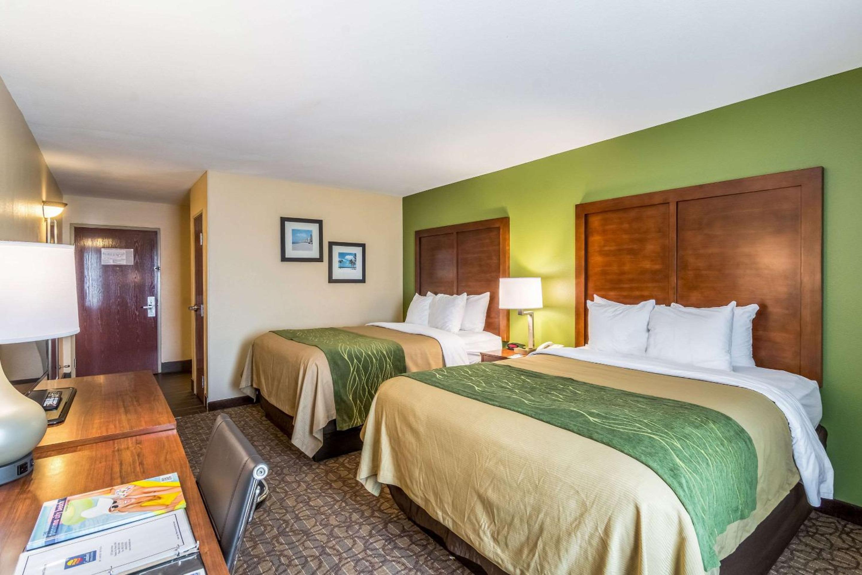 Queen Room with Two Queen Beds - Non-Smoking - Photo 1