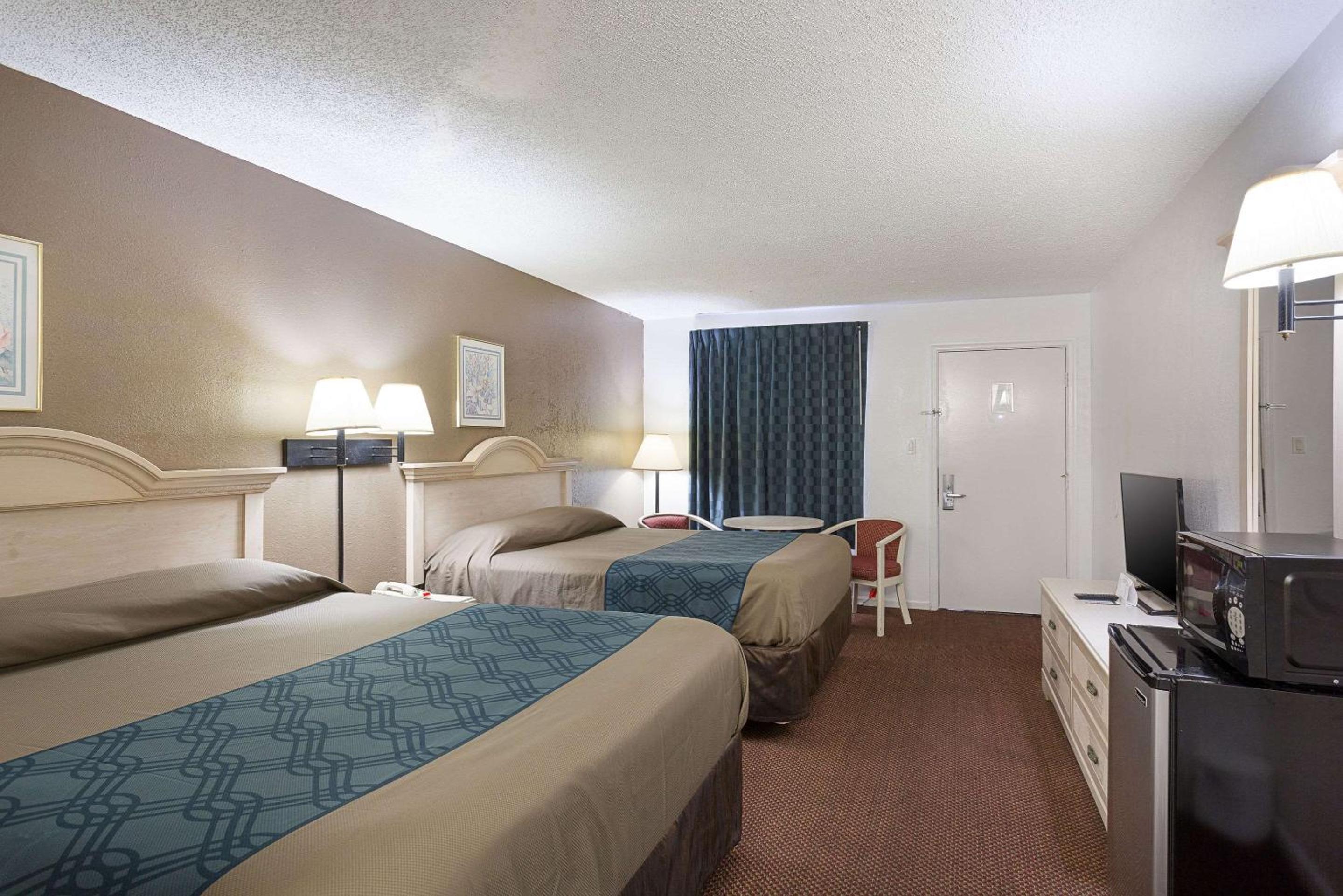 Queen Room with Two Queen Beds - Smoking photo 1