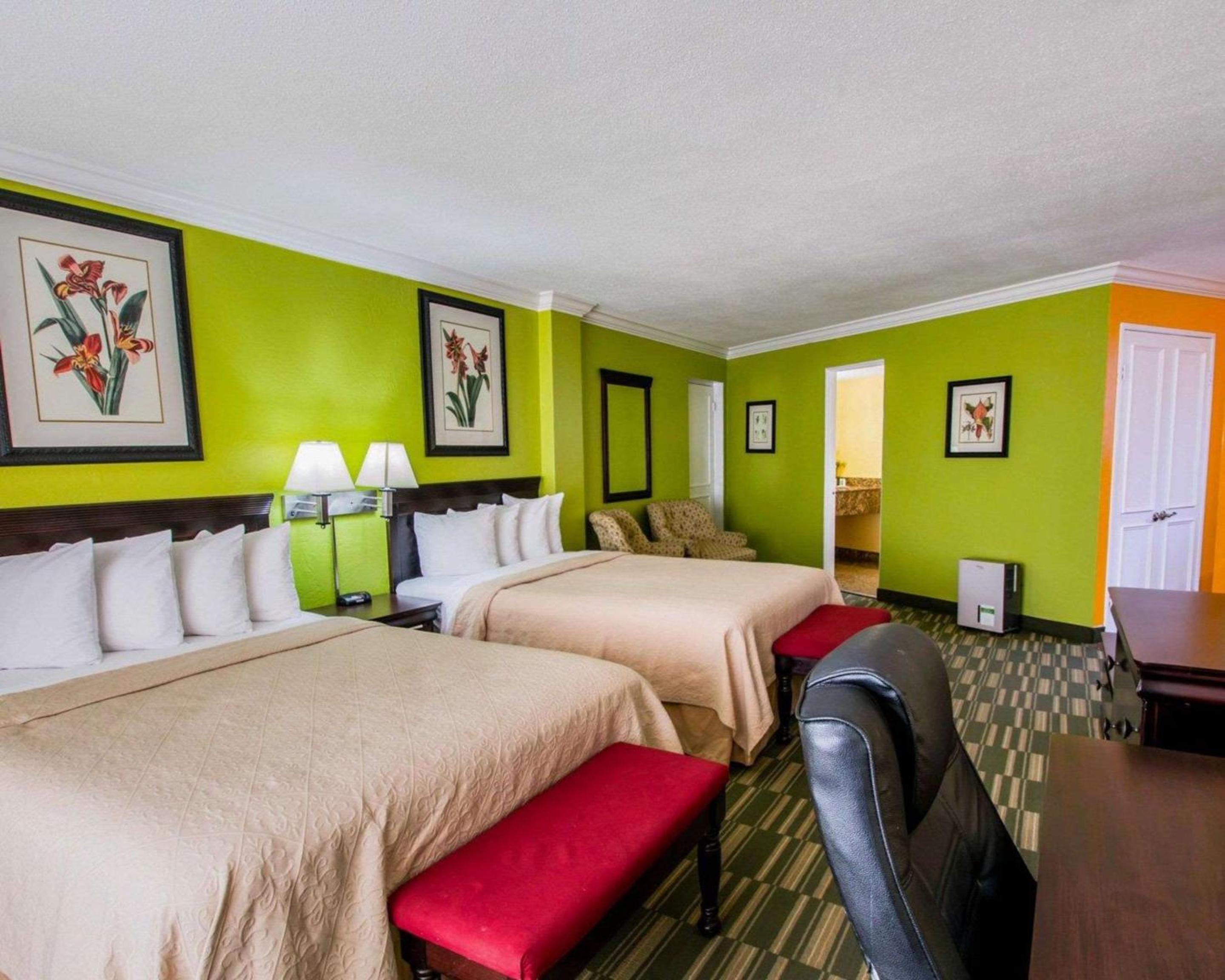 Efficiency Queen Room with Two Queen Beds - Non-Smoking - Photo 3