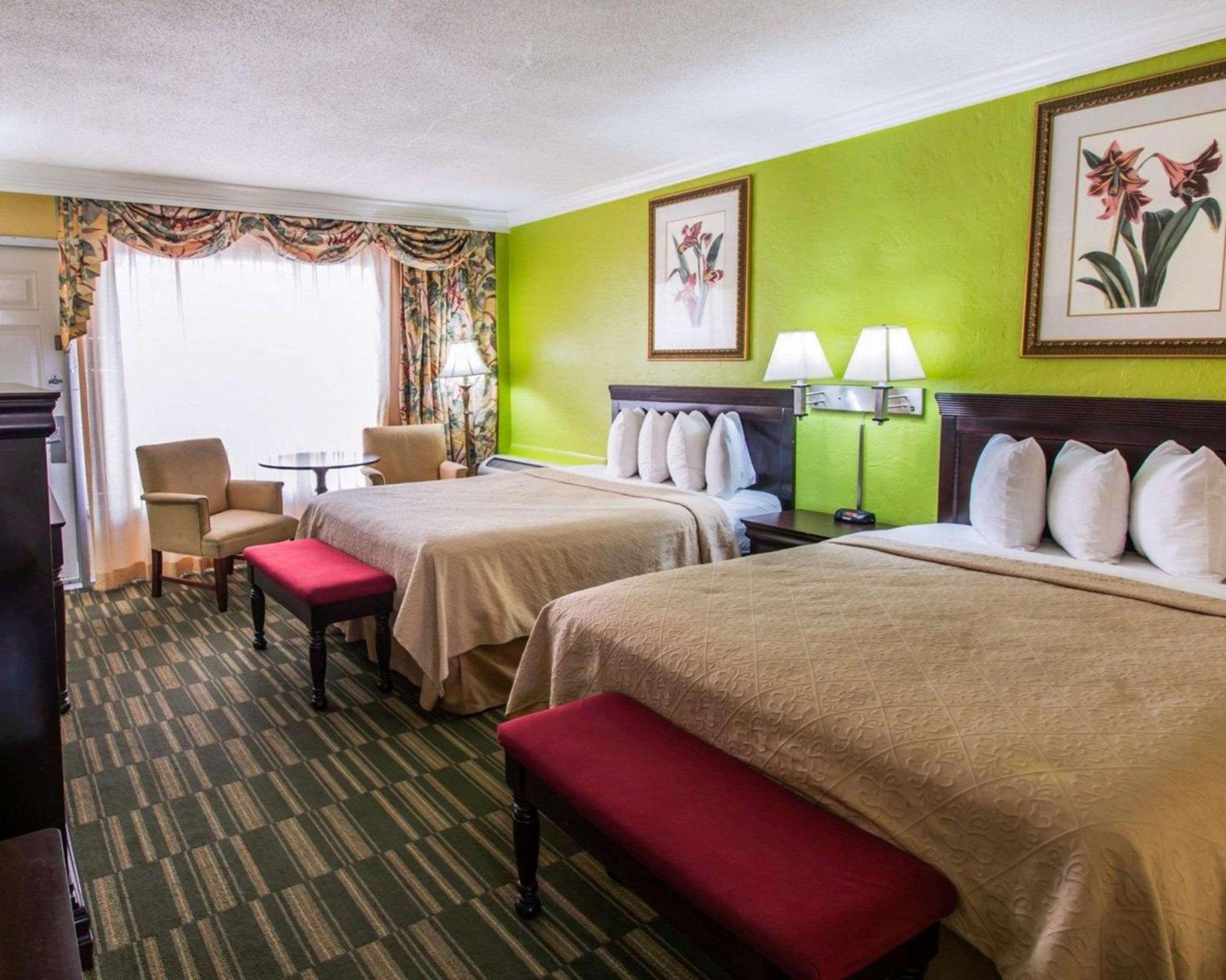 Standard Queen Room with Two Queen Beds - Non-Smoking - Photo 2