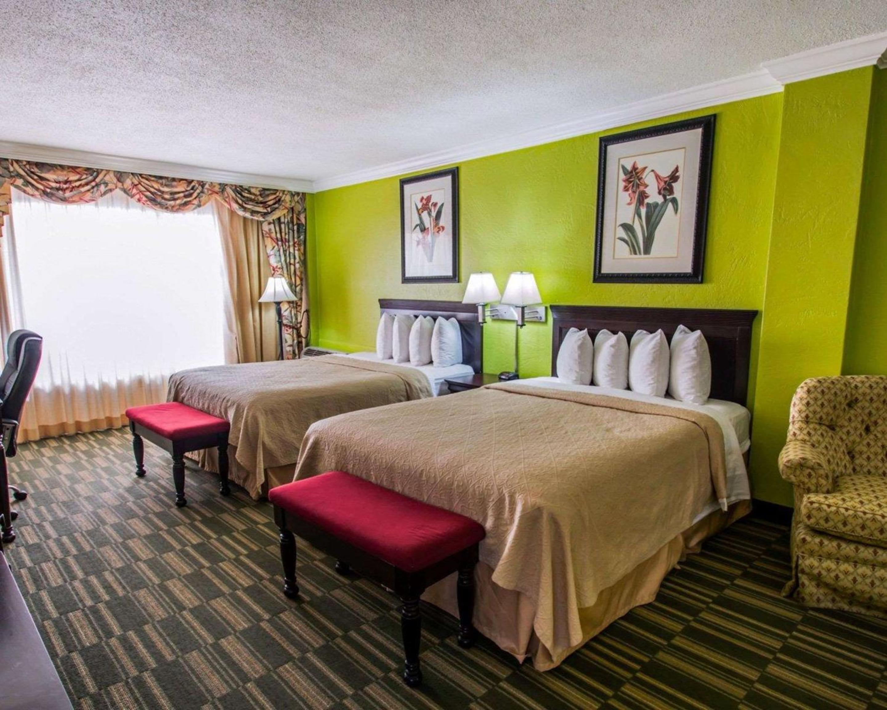 Efficiency Queen Room with Two Queen Beds - Non-Smoking - Photo 2
