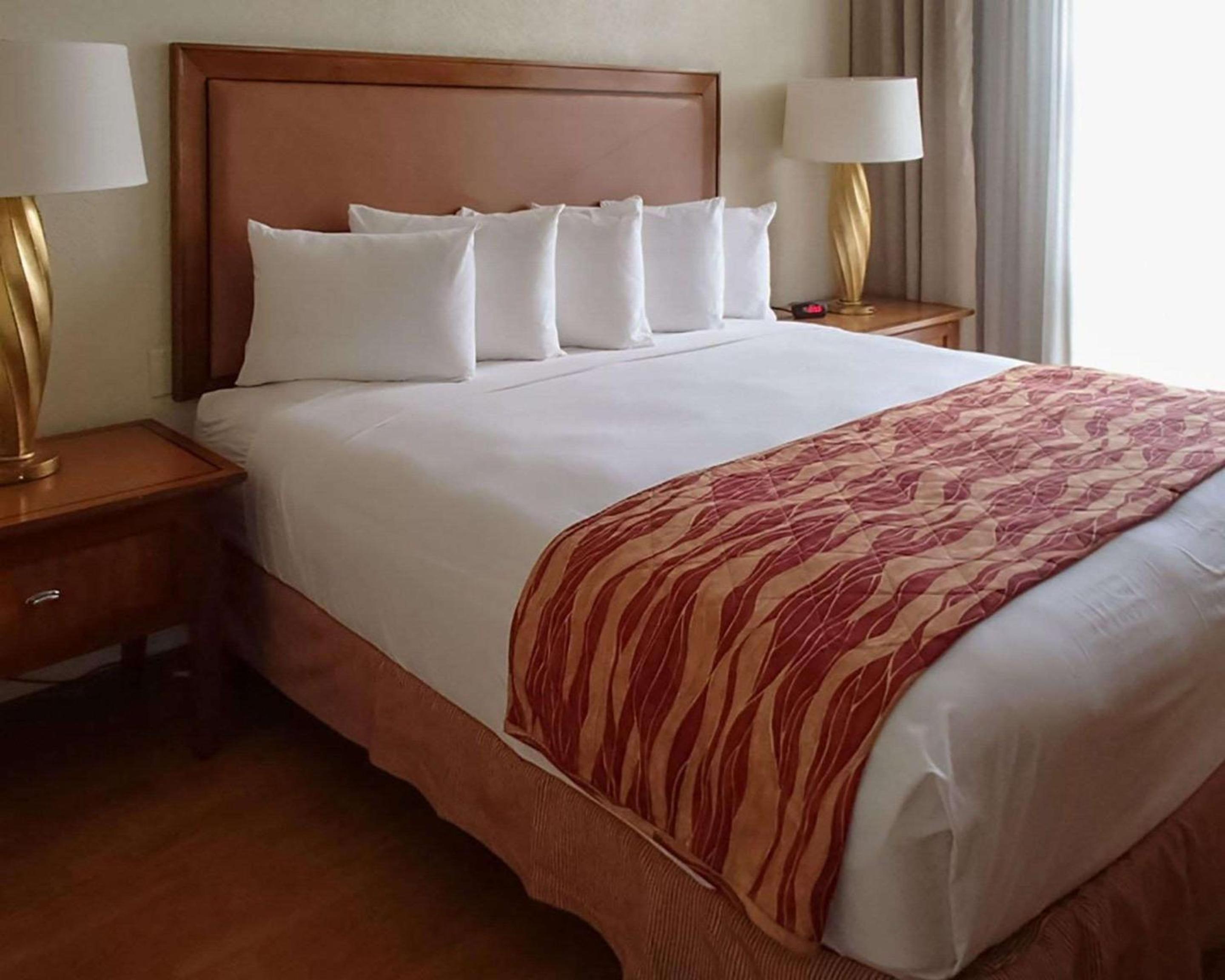 King Suite - Non-Smoking/Upper Floor photo 2