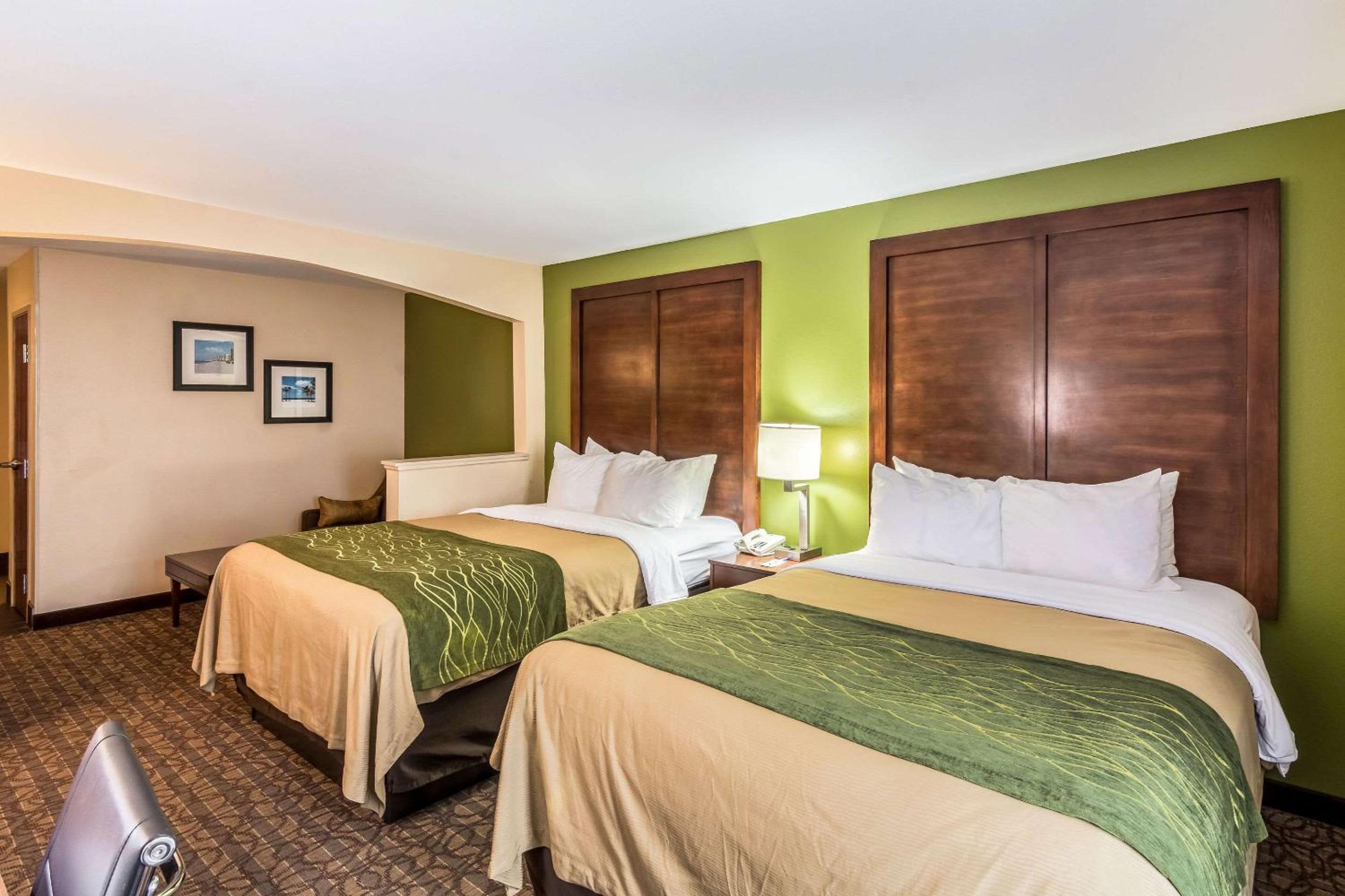 Queen Suite with Two Queen Beds - Non-Smoking - Photo 3