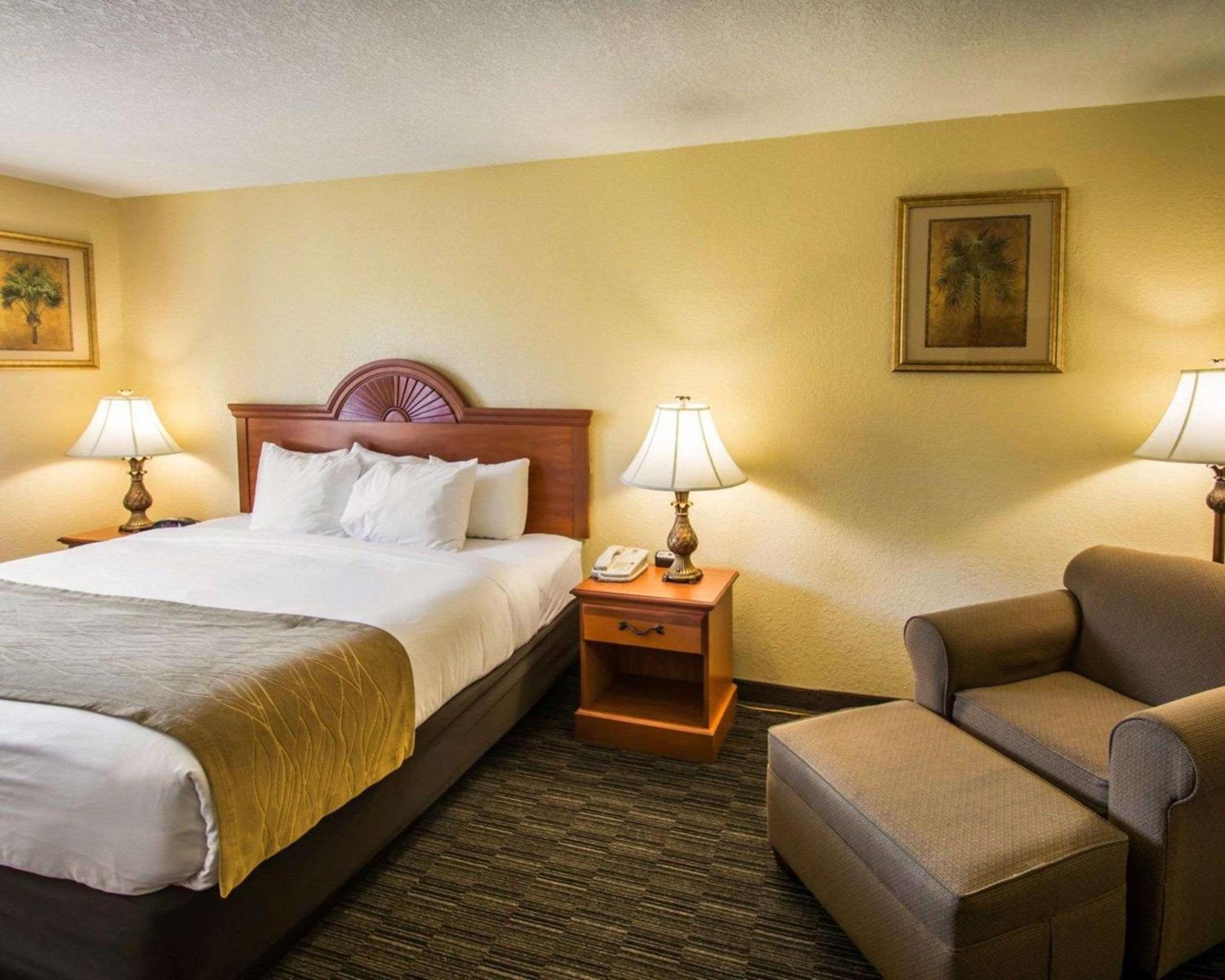 Standard King Room - Non-Smoking  - Photo 4
